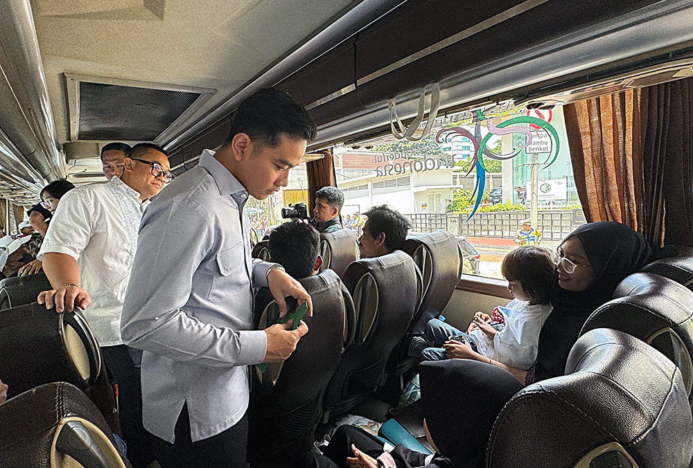 Wapres Gibran melepas peserta mudik Holding BUMN Danareksa 2026.  (BeritaNasional/Elvis/HO Setwapres)