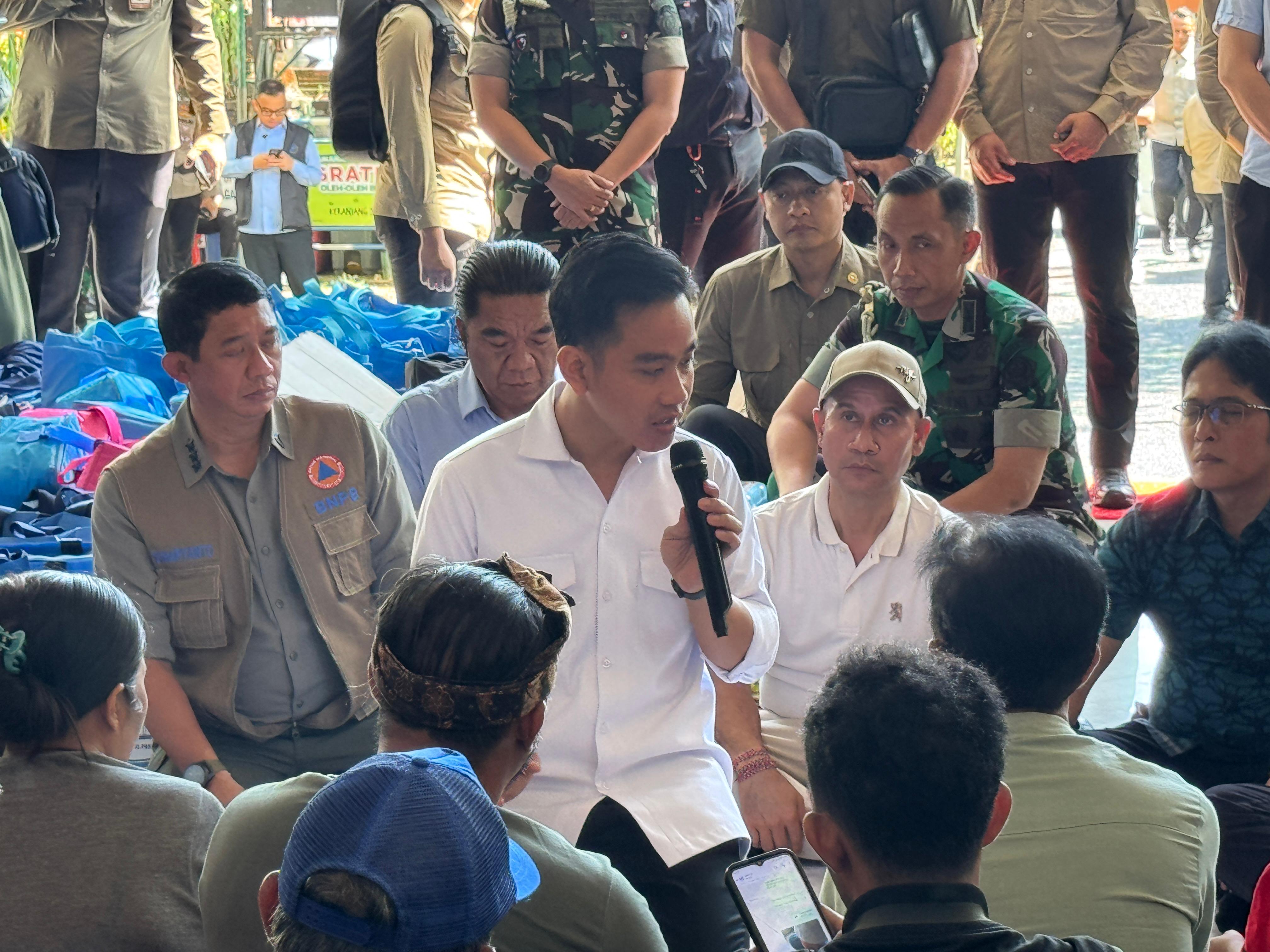 Wakil Presiden (Wapres) Gibran Rakabuming menekankan pentingnya perlindungan khusus bagi kelompok rentan yang terdampak banjir bandang di Kota Denpasar. Hal ini disampaikan Wapres saat meninjau Posko Pengungsi di Banjar Tohpati dan Banjar Sedana Mertha, Jumat (12/09/2025). (BeritaNasional/Elvis Sendouw/HO Setwapres)