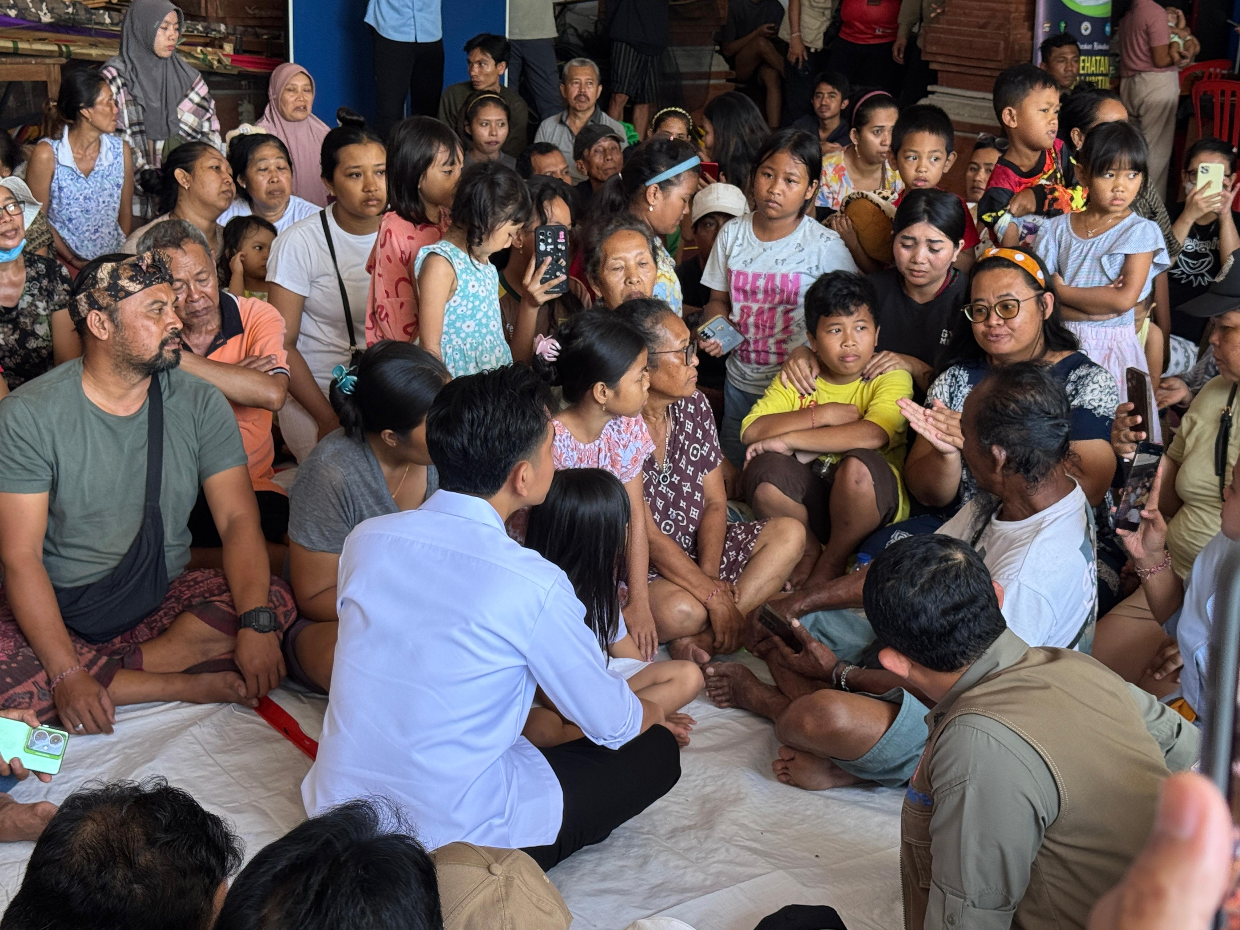 Wakil Presiden (Wapres) Gibran Rakabuming menekankan pentingnya perlindungan khusus bagi kelompok rentan yang terdampak banjir bandang di Kota Denpasar. Hal ini disampaikan Wapres saat meninjau Posko Pengungsi di Banjar Tohpati dan Banjar Sedana Mertha, Jumat (12/09/2025). (BeritaNasional/Elvis Sendouw/HO Setwapres)