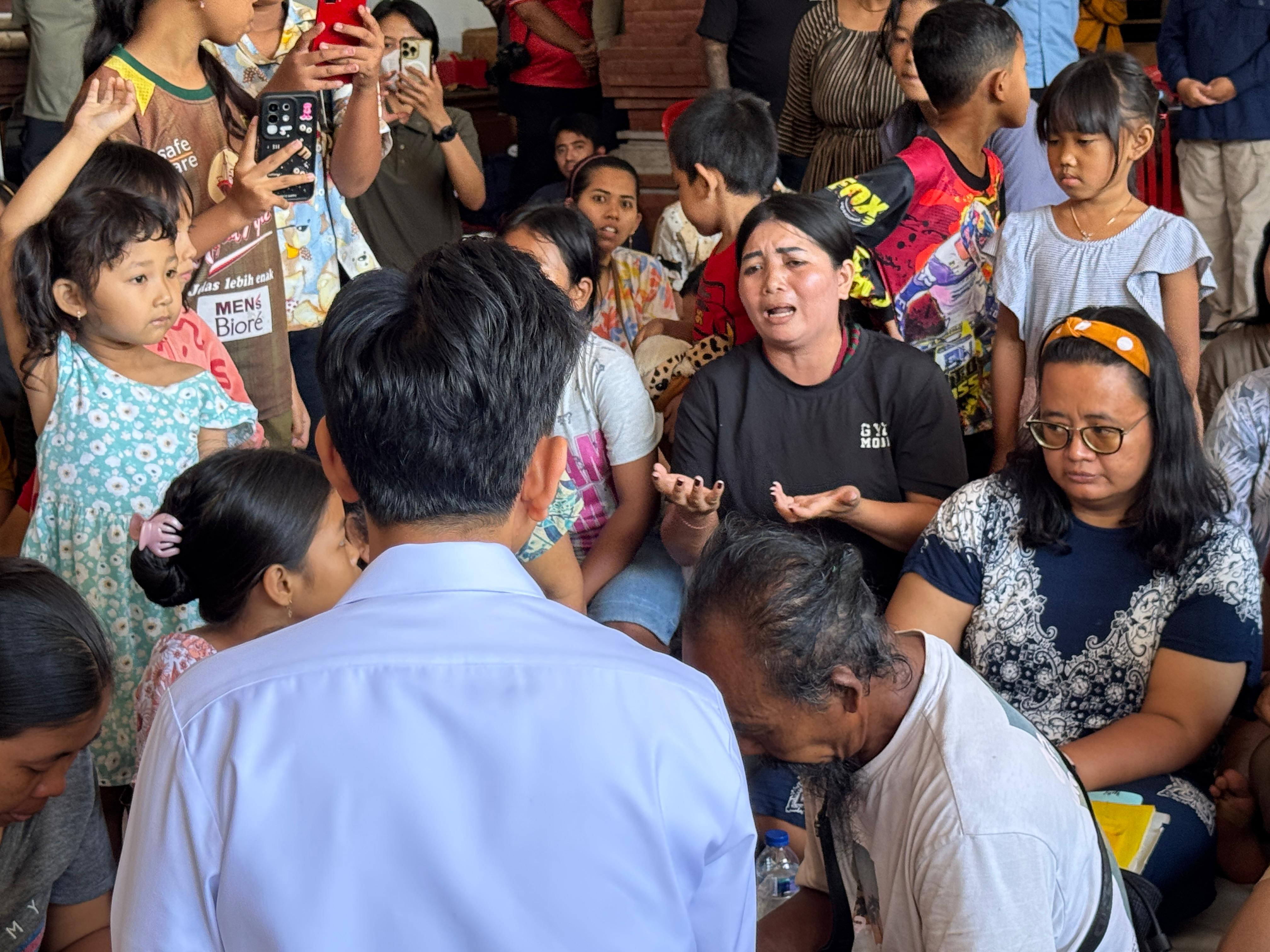 Wakil Presiden (Wapres) Gibran Rakabuming menekankan pentingnya perlindungan khusus bagi kelompok rentan yang terdampak banjir bandang di Kota Denpasar. Hal ini disampaikan Wapres saat meninjau Posko Pengungsi di Banjar Tohpati dan Banjar Sedana Mertha, Jumat (12/09/2025). (BeritaNasional/Elvis Sendouw/HO Setwapres)