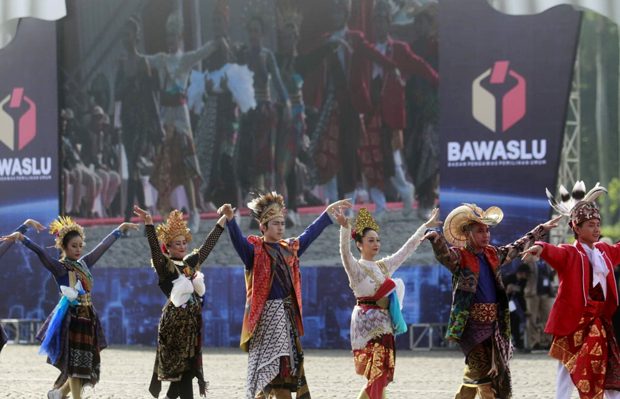 Wakil Presiden Gibran Rakabuming Raka memberikan arahan saat apel pengawasan tahapan masa tenang, pemungutan dan penghitungan suara pemilihan tahun 2024 di Lapangan Silang Monumen Nasional (Monas), Jakarta, Rabu (20/11/2024). (BeritaNasional.com/Oke Atmaja)