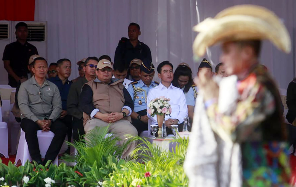 Wakil Presiden Gibran Rakabuming Raka memberikan arahan saat apel pengawasan tahapan masa tenang, pemungutan dan penghitungan suara pemilihan tahun 2024 di Lapangan Silang Monumen Nasional (Monas), Jakarta, Rabu (20/11/2024). (BeritaNasional.com/Oke Atmaja)