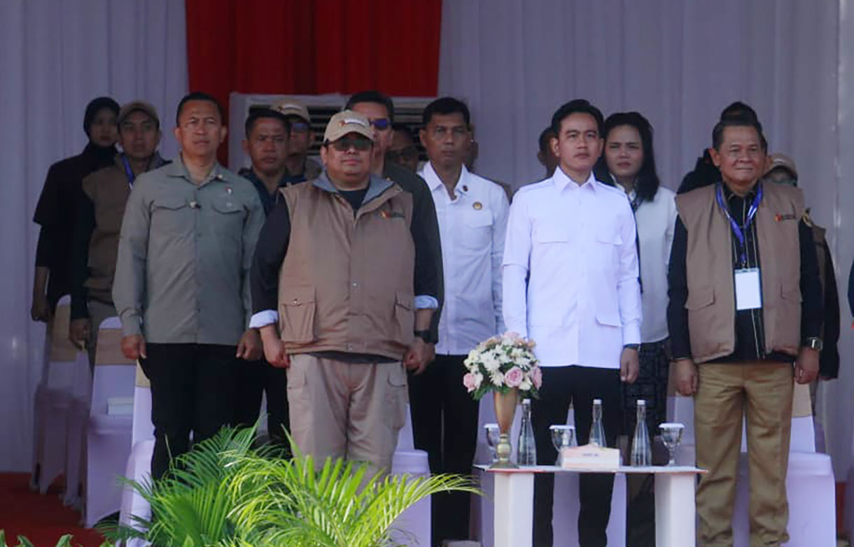 Wakil Presiden Gibran Rakabuming Raka memberikan arahan saat apel pengawasan tahapan masa tenang, pemungutan dan penghitungan suara pemilihan tahun 2024 di Lapangan Silang Monumen Nasional (Monas), Jakarta, Rabu (20/11/2024). (BeritaNasional.com/Oke Atmaja)