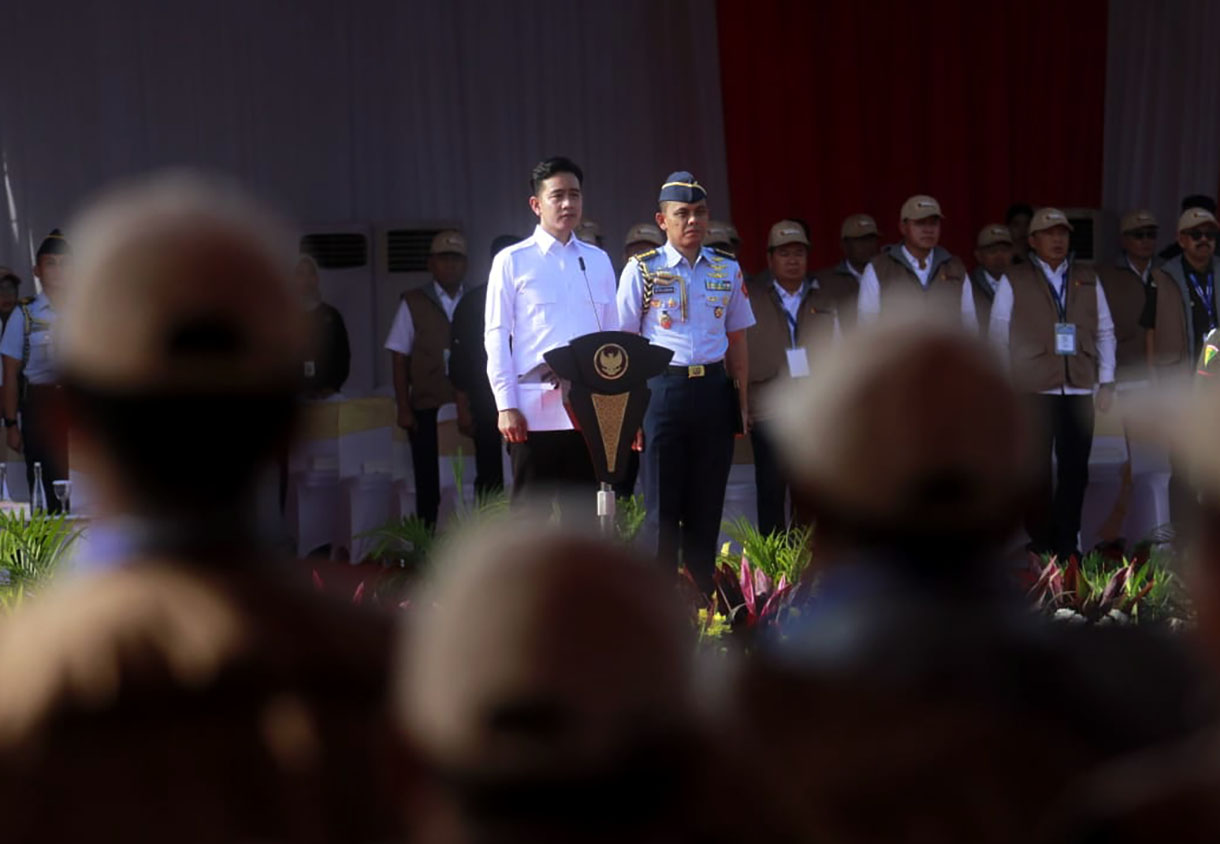 Wakil Presiden Gibran Rakabuming Raka memberikan arahan saat apel pengawasan tahapan masa tenang, pemungutan dan penghitungan suara pemilihan tahun 2024 di Lapangan Silang Monumen Nasional (Monas), Jakarta, Rabu (20/11/2024). (BeritaNasional.com/Oke Atmaja)