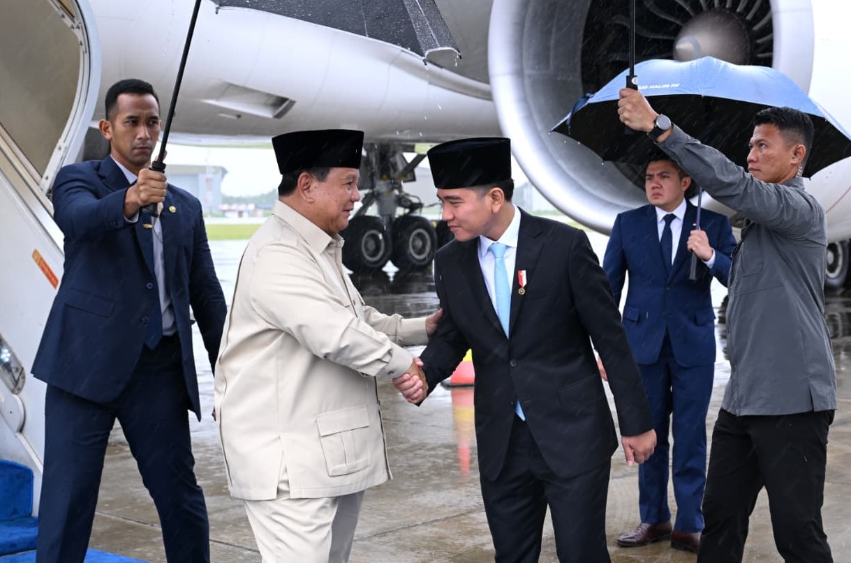 Wapres Gibran Rakabuming menyambut kedatangan Presiden Prabowo Subianto di Pangkalan TNI AU Halim Perdanakusuma. (BeritaNasional/Elvis/HO Setwapres)