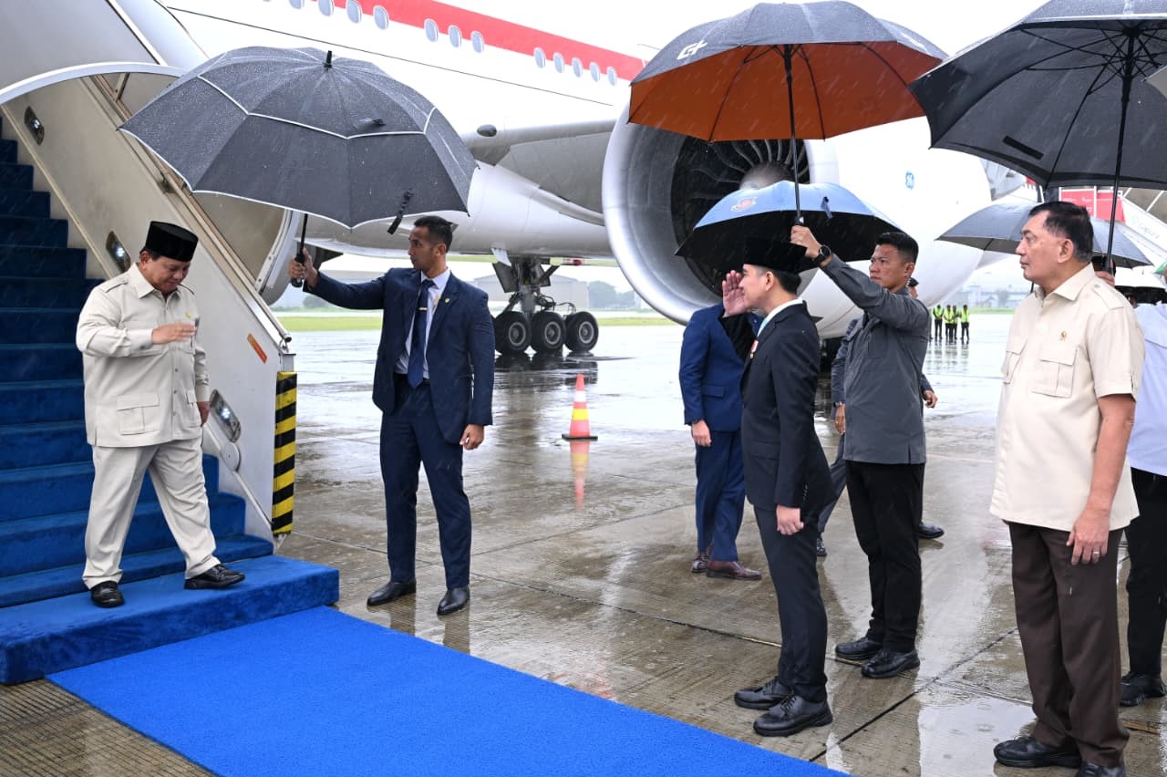 Wapres Gibran Rakabuming menyambut kedatangan Presiden Prabowo Subianto di Pangkalan TNI AU Halim Perdanakusuma. (BeritaNasional/Elvis/HO Setwapres)