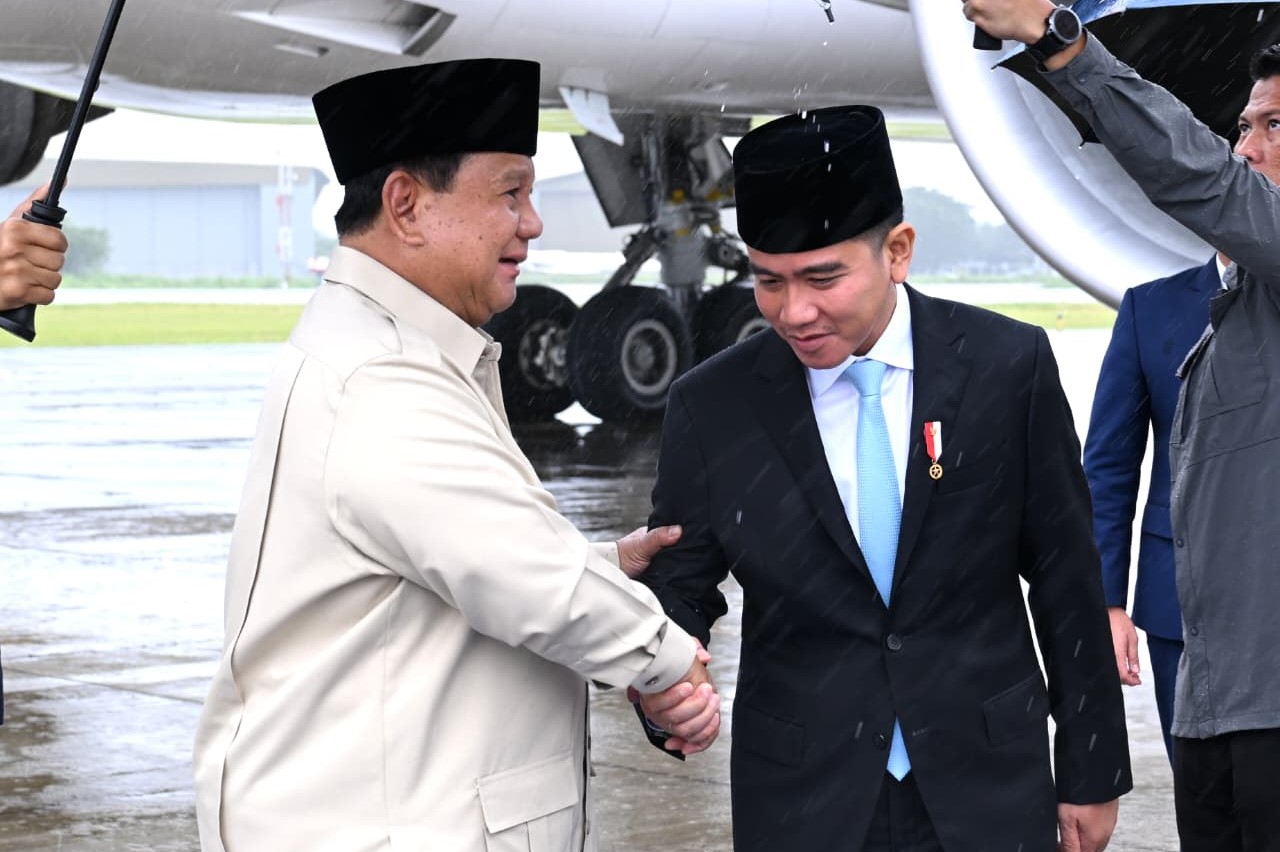 Wapres Gibran Rakabuming menyambut kedatangan Presiden Prabowo Subianto di Pangkalan TNI AU Halim Perdanakusuma. (BeritaNasional/Elvis/HO Setwapres)