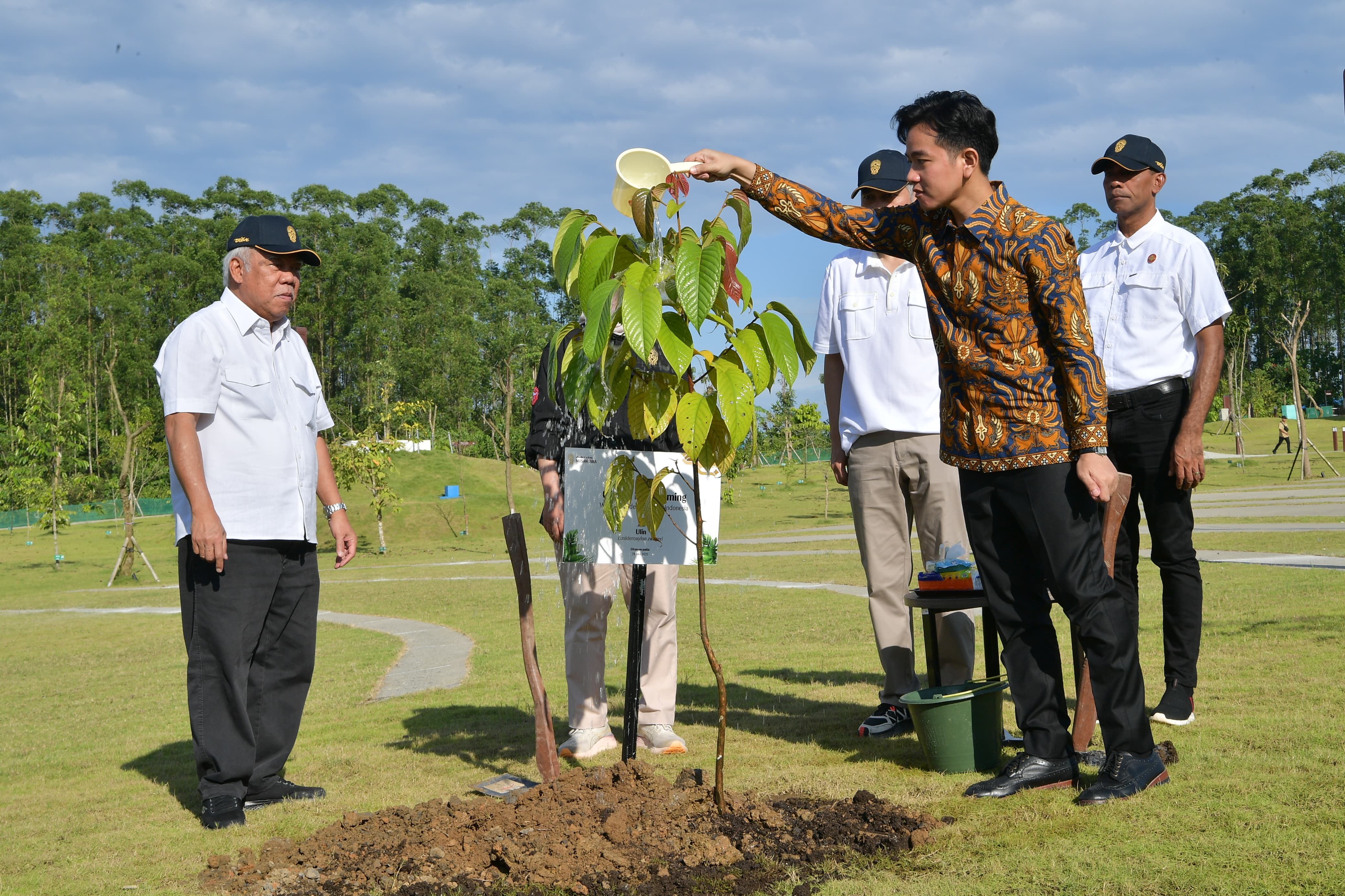 Wapres Tanam Pohon Ulin di Plaza Bhinneka Tunggal Ika, Simbol Ketangguhan dan Harapan Wakil Presiden (Wapres) melakukan penanaman Pohon Ulin di Plaza Bhinneka Tunggal Ika. (BeritaNasional/Elvis Sendouw/HO Setwapres)