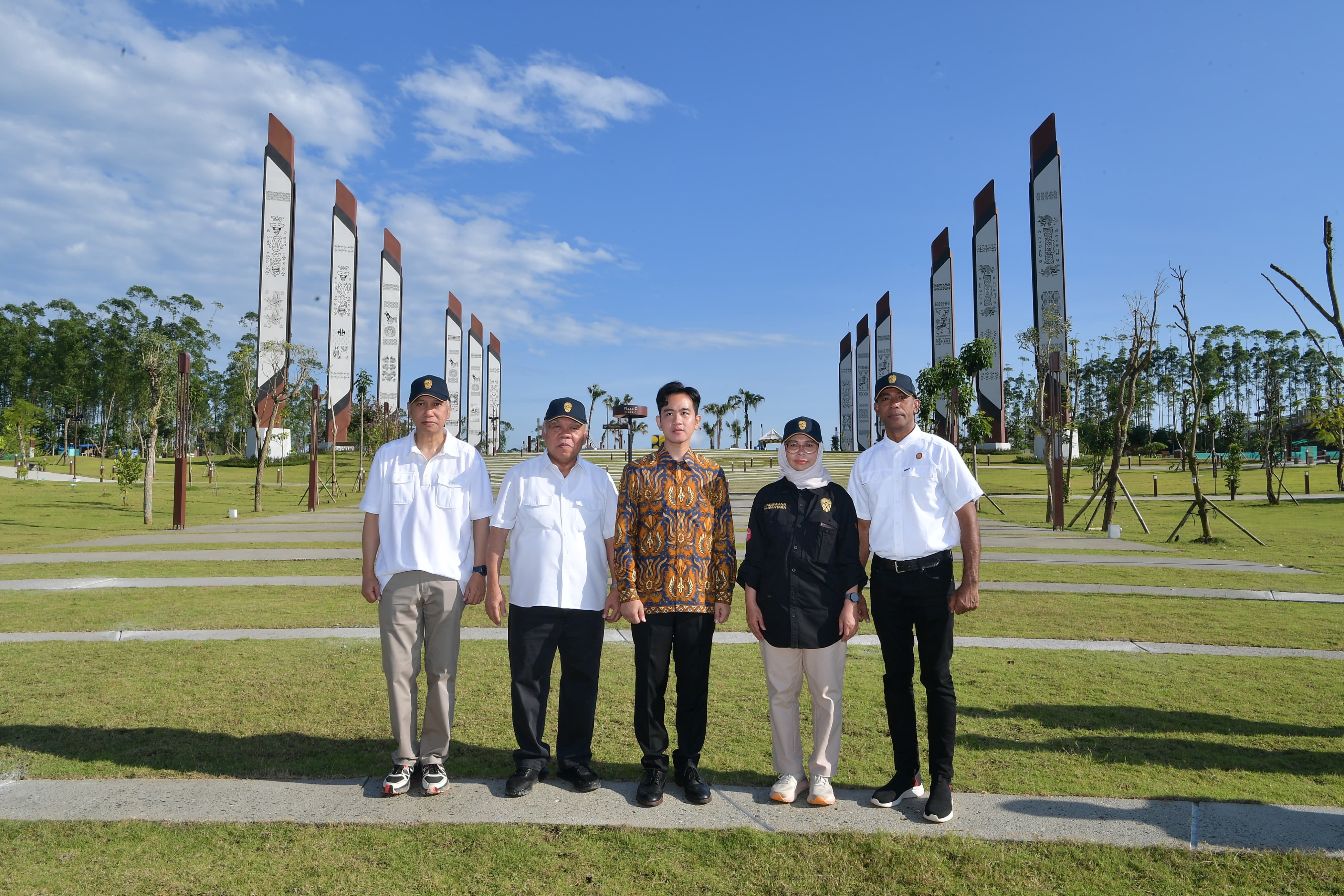 Wapres Tanam Pohon Ulin di Plaza Bhinneka Tunggal Ika, Simbol Ketangguhan dan Harapan Wakil Presiden (Wapres) melakukan penanaman Pohon Ulin di Plaza Bhinneka Tunggal Ika. (BeritaNasional/Elvis Sendouw/HO Setwapres)