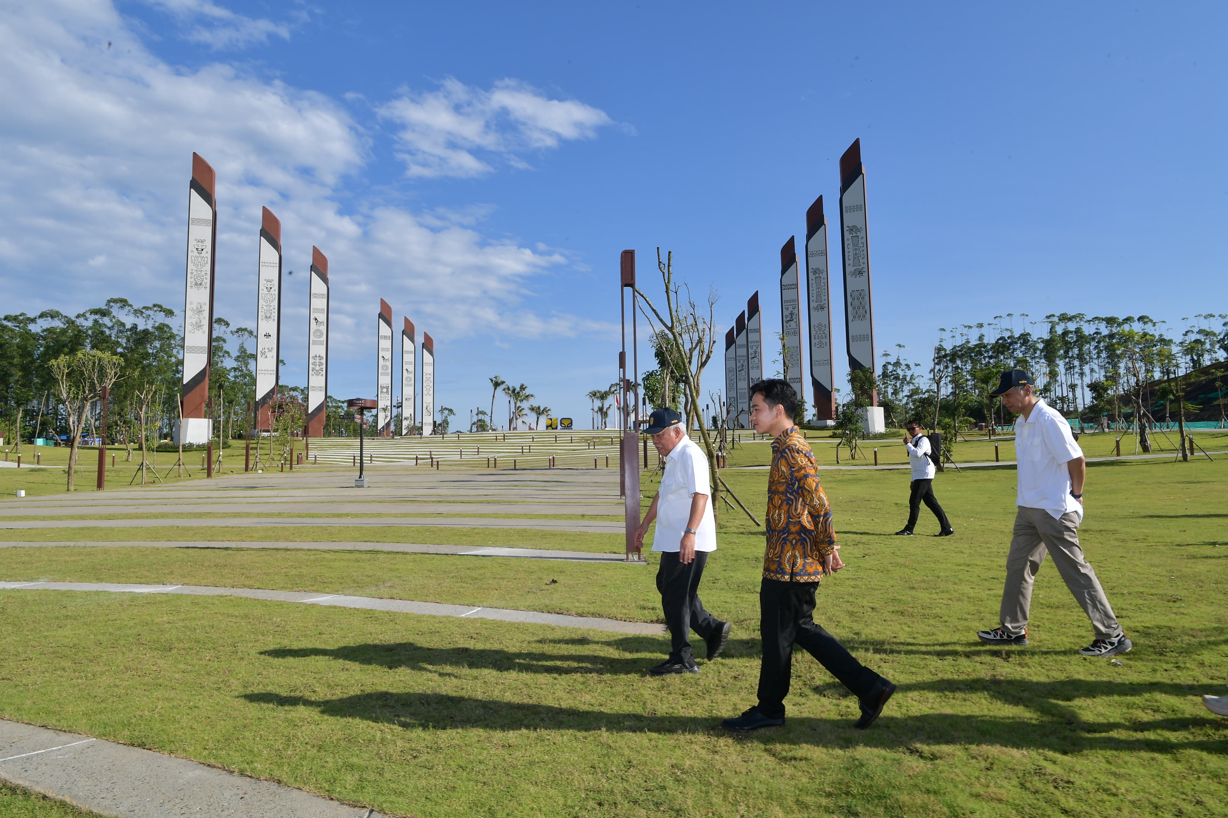 Wapres Tanam Pohon Ulin di Plaza Bhinneka Tunggal Ika, Simbol Ketangguhan dan Harapan Wakil Presiden (Wapres) melakukan penanaman Pohon Ulin di Plaza Bhinneka Tunggal Ika. (BeritaNasional/Elvis Sendouw/HO Setwapres)