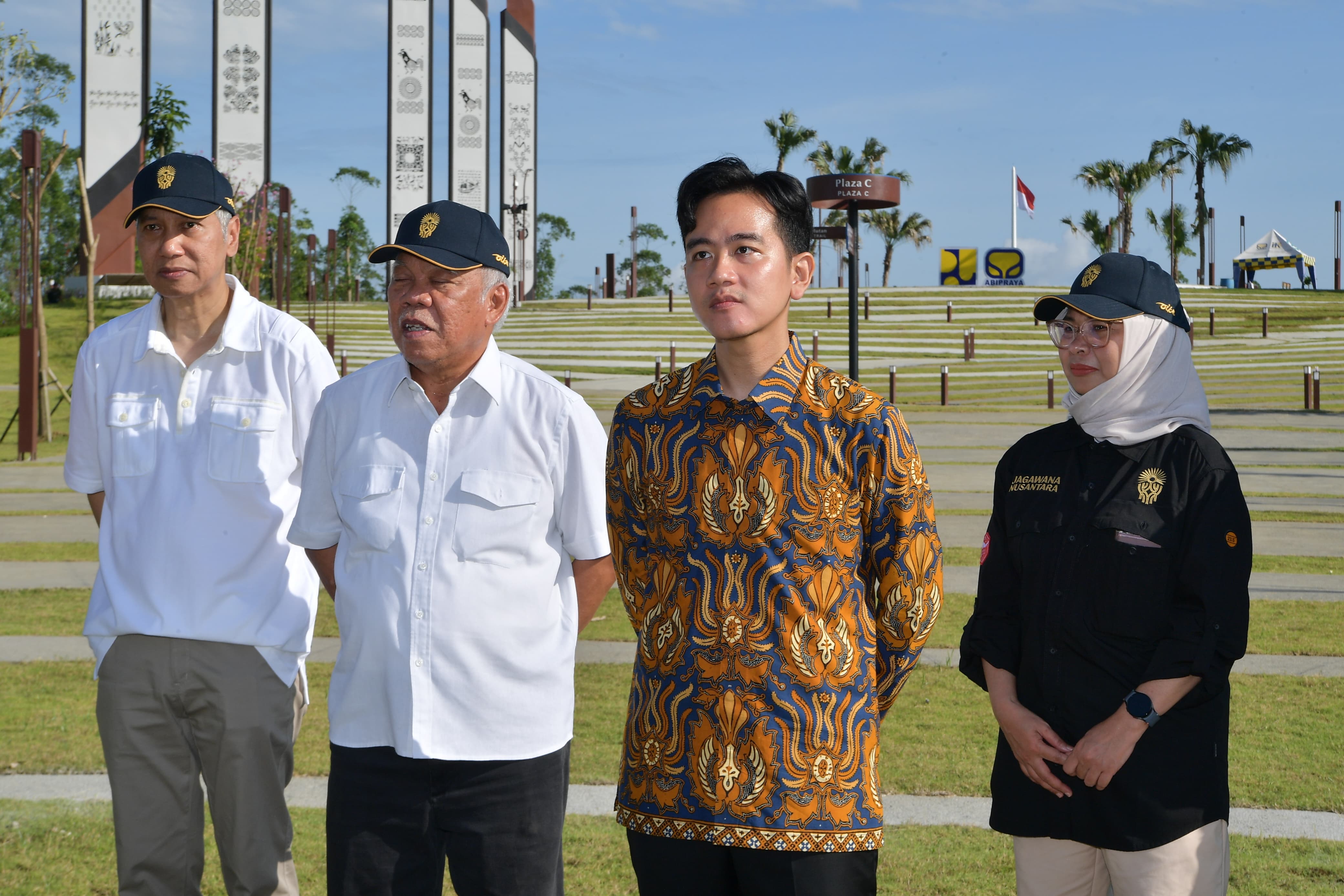 Wapres Tanam Pohon Ulin di Plaza Bhinneka Tunggal Ika, Simbol Ketangguhan dan Harapan Wakil Presiden (Wapres) melakukan penanaman Pohon Ulin di Plaza Bhinneka Tunggal Ika. (BeritaNasional/Elvis Sendouw/HO Setwapres)