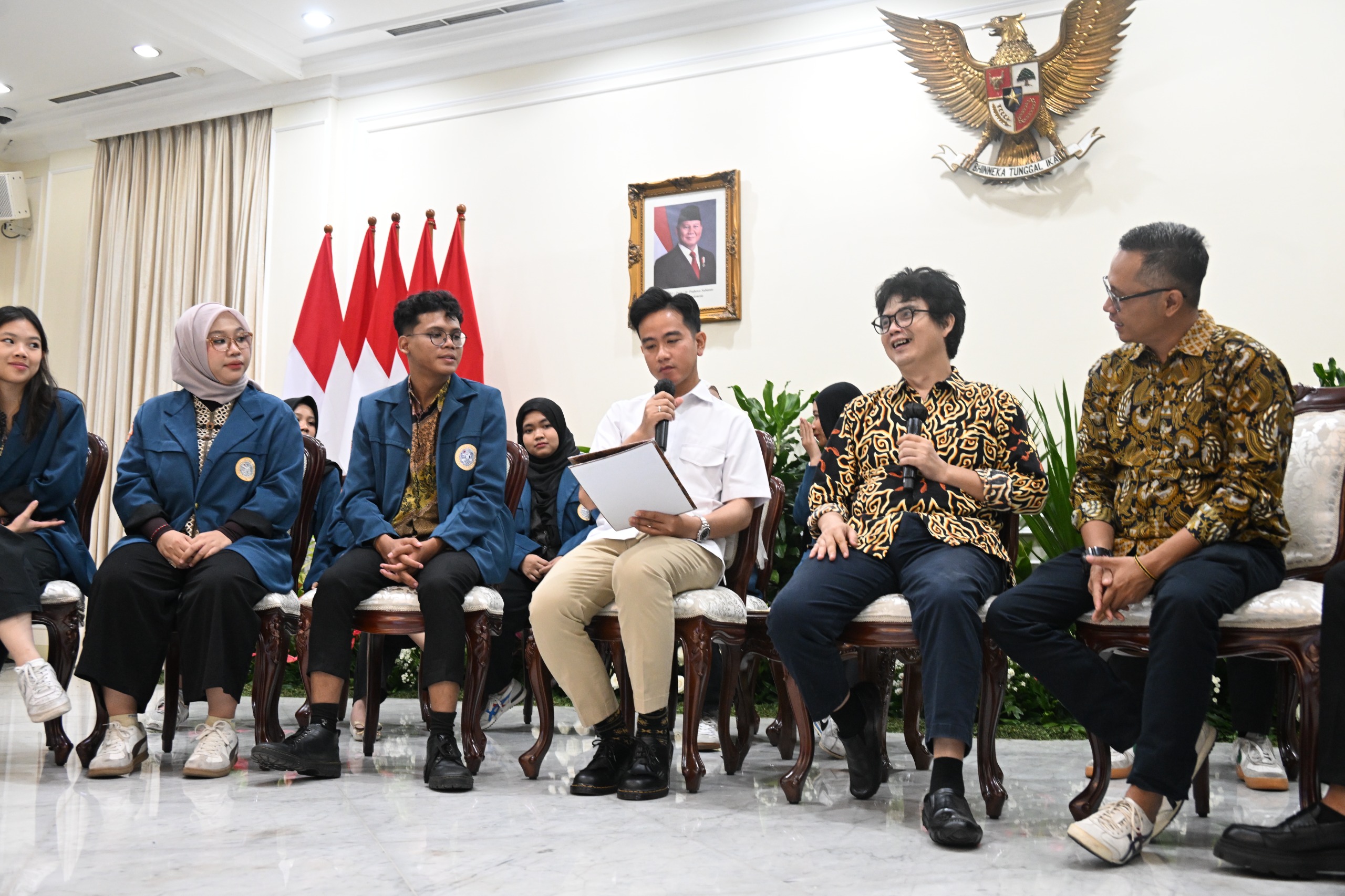 Wapres Gibran Rakabuming menerima kunjungan Mahasiswa Universitas Airlangga (Unair). (BeritaNasional/Elvis/HO Setwapres)