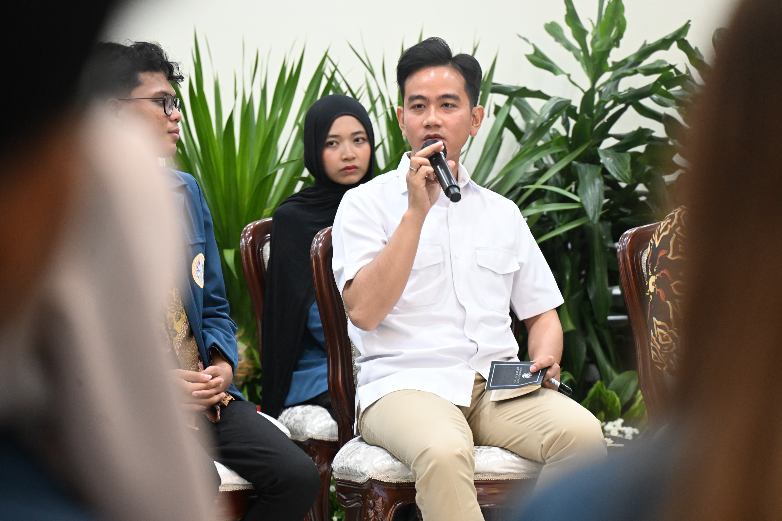 Wapres Gibran Rakabuming menerima kunjungan Mahasiswa Universitas Airlangga (Unair). (BeritaNasional/Elvis/HO Setwapres)