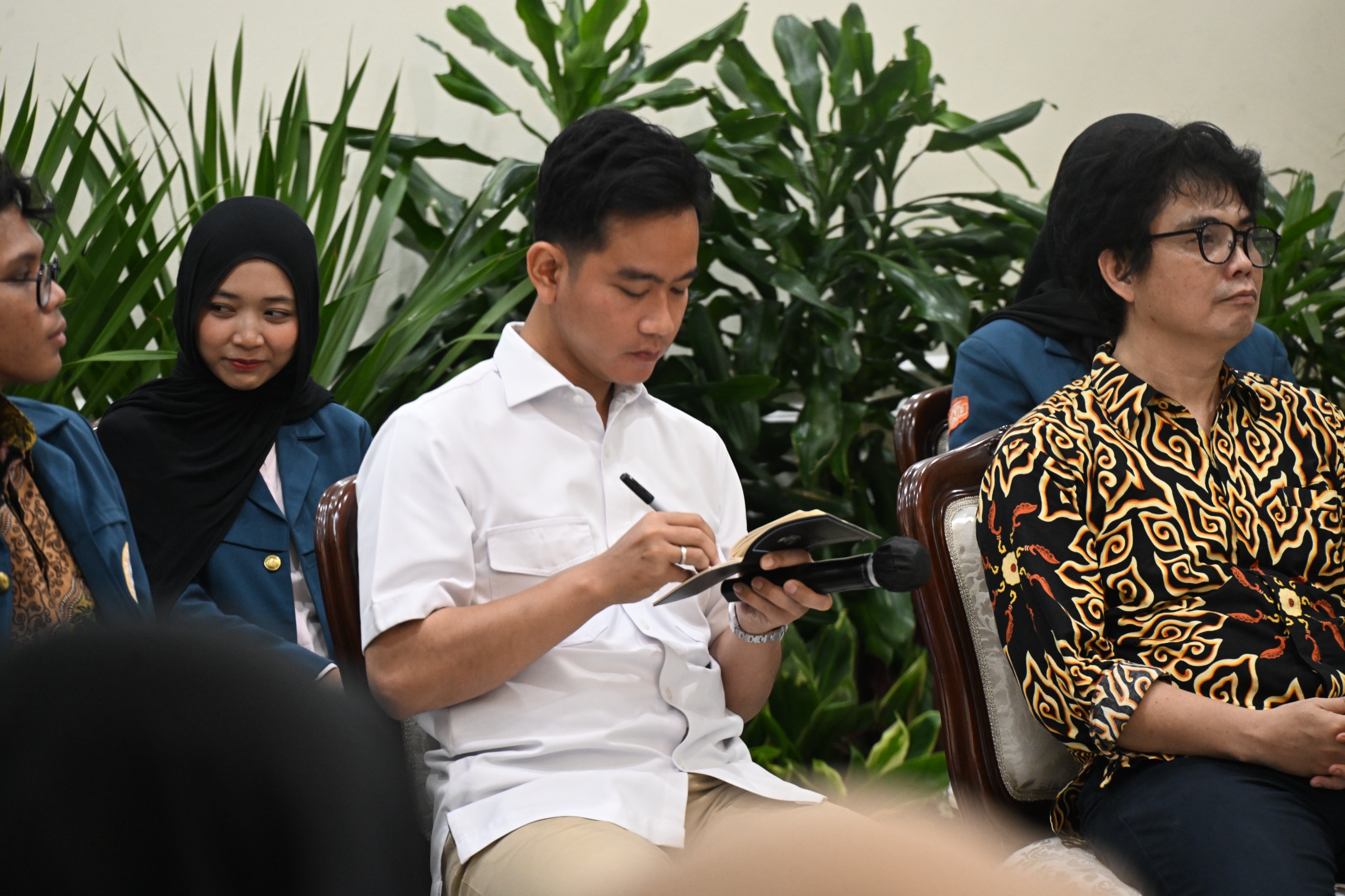 Wapres Gibran Rakabuming menerima kunjungan Mahasiswa Universitas Airlangga (Unair). (BeritaNasional/Elvis/HO Setwapres)