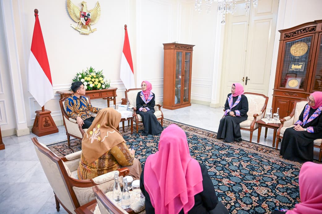 Wapres Gibran Rakabuming menerima audiensi Ikatan Pengusaha Muslimah Indonesia (IPEMI) di Istana Wakil Presiden, Jakarta. (BeritaNasional/Elvis/HO Setwapres)