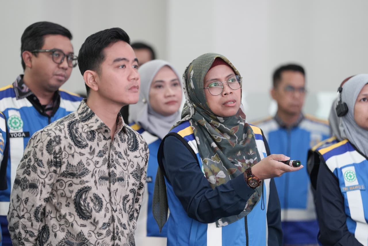 Wapres meninjau kondisi terkini kesiapan Jasa Marga dalam mengantisipasi arus mudik libur Nyepi dan Lebaran di berbagai titik strategis. (BeritaNasional/Elvis/HO Setwapres)