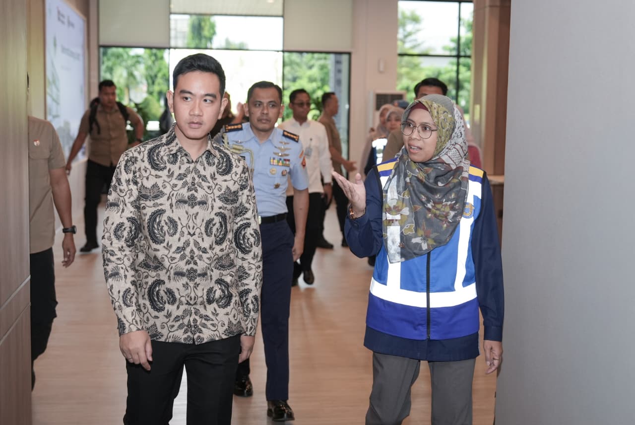 Wapres meninjau kondisi terkini kesiapan Jasa Marga dalam mengantisipasi arus mudik libur Nyepi dan Lebaran di berbagai titik strategis. (BeritaNasional/Elvis/HO Setwapres)
