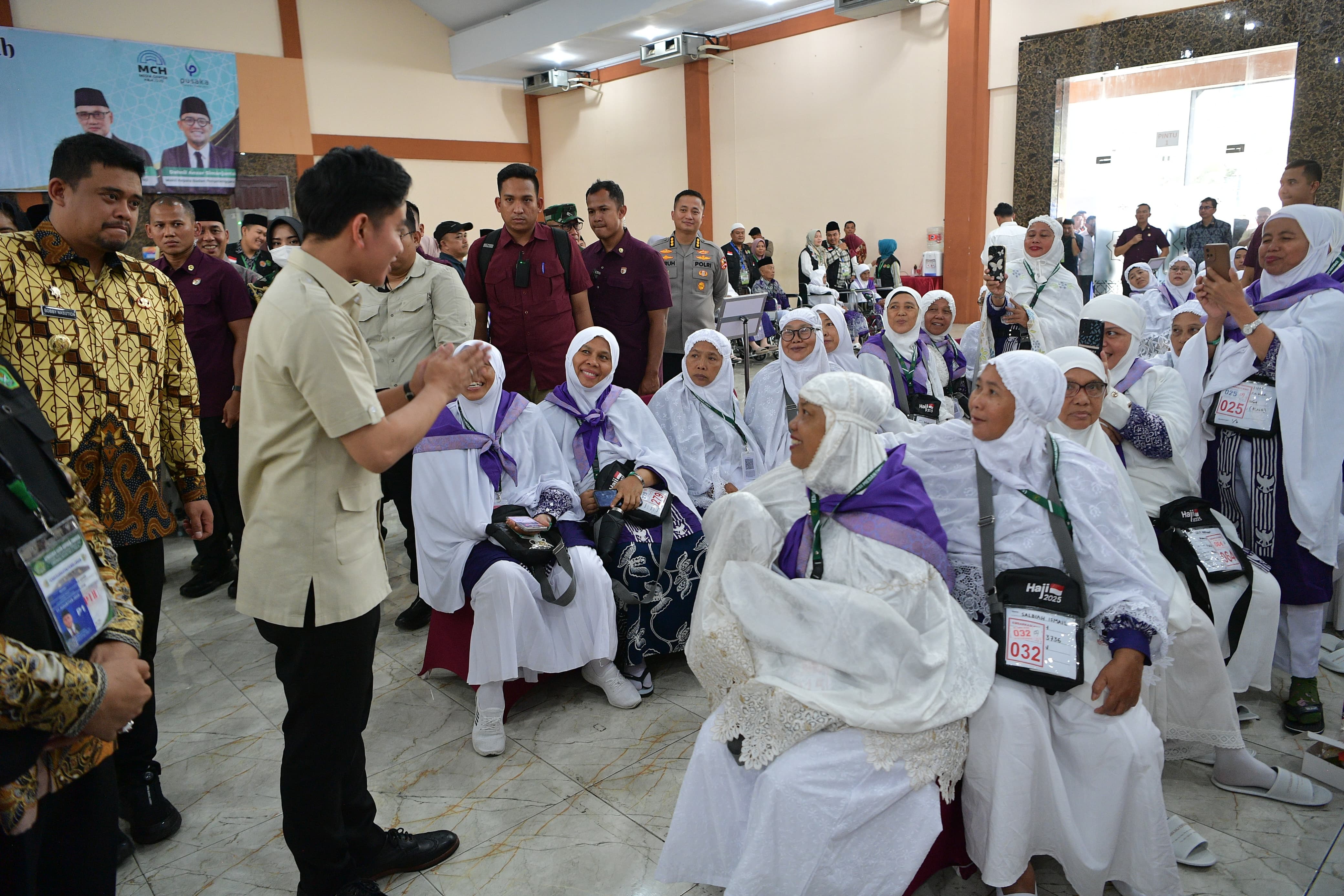 Wapres Tinjau Kesiapan Calon Jemaah Haji di Medan Wakil Presiden (Wapres) Gibran Rakabuming tinjau kesiapan calon jemaah haji di asrama haji Pangkalan Masyhur, Medan, Sumatera Utara. (BeritaNasional/Elvis Sendouw/HO Setwapres)