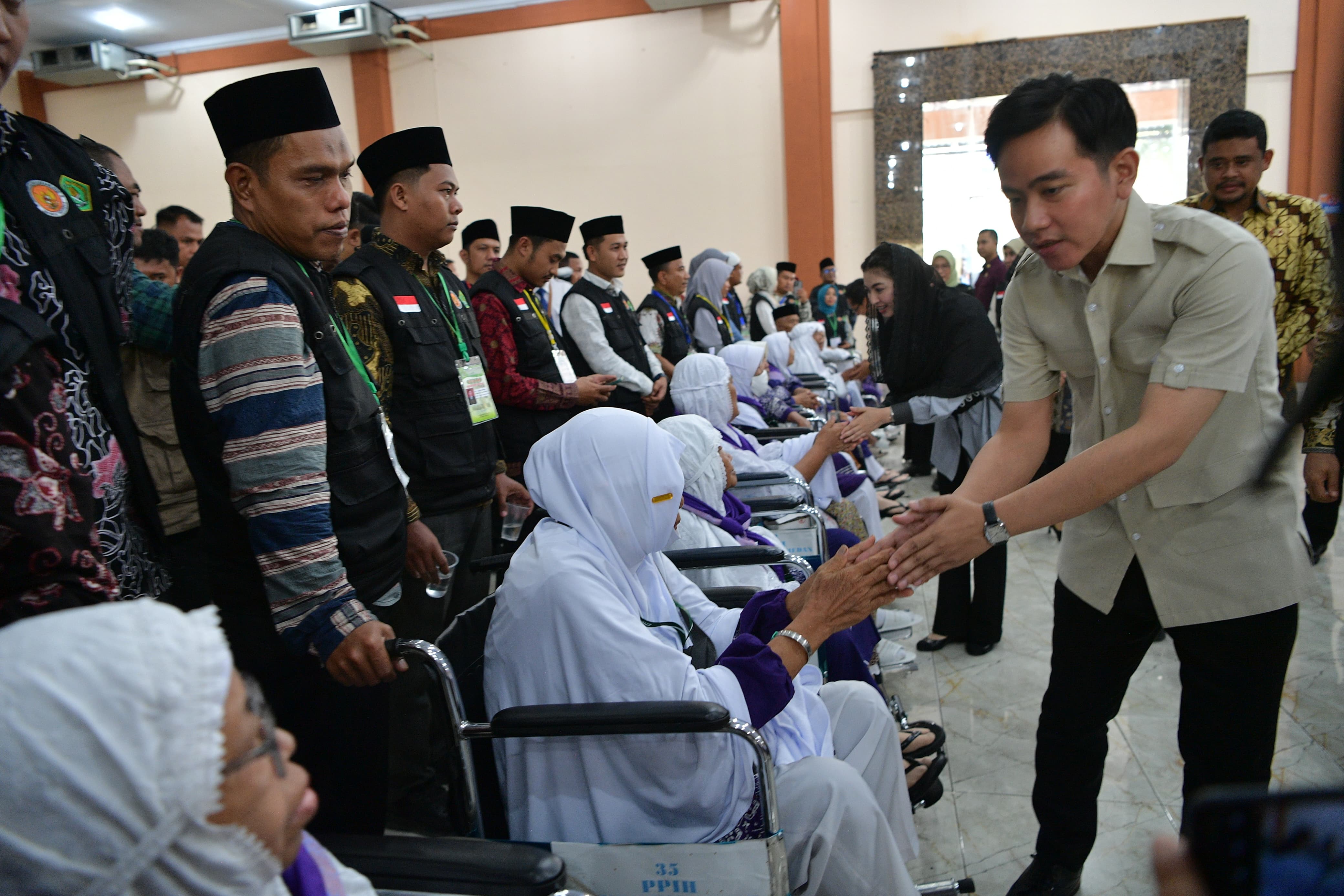 Wapres Tinjau Kesiapan Calon Jemaah Haji di Medan Wakil Presiden (Wapres) Gibran Rakabuming tinjau kesiapan calon jemaah haji di asrama haji Pangkalan Masyhur, Medan, Sumatera Utara. (BeritaNasional/Elvis Sendouw/HO Setwapres)