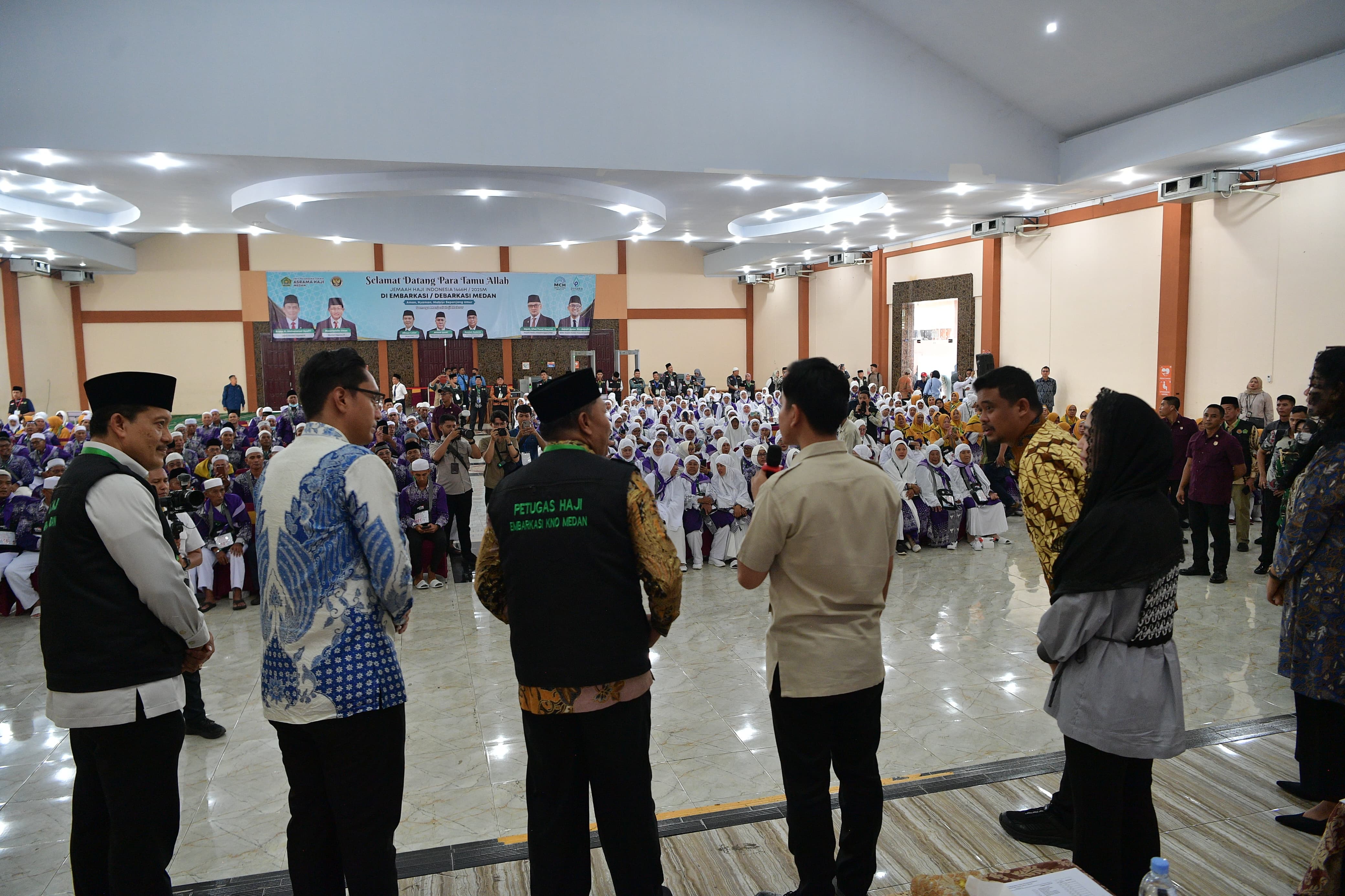 Wapres Tinjau Kesiapan Calon Jemaah Haji di Medan Wakil Presiden (Wapres) Gibran Rakabuming tinjau kesiapan calon jemaah haji di asrama haji Pangkalan Masyhur, Medan, Sumatera Utara. (BeritaNasional/Elvis Sendouw/HO Setwapres)