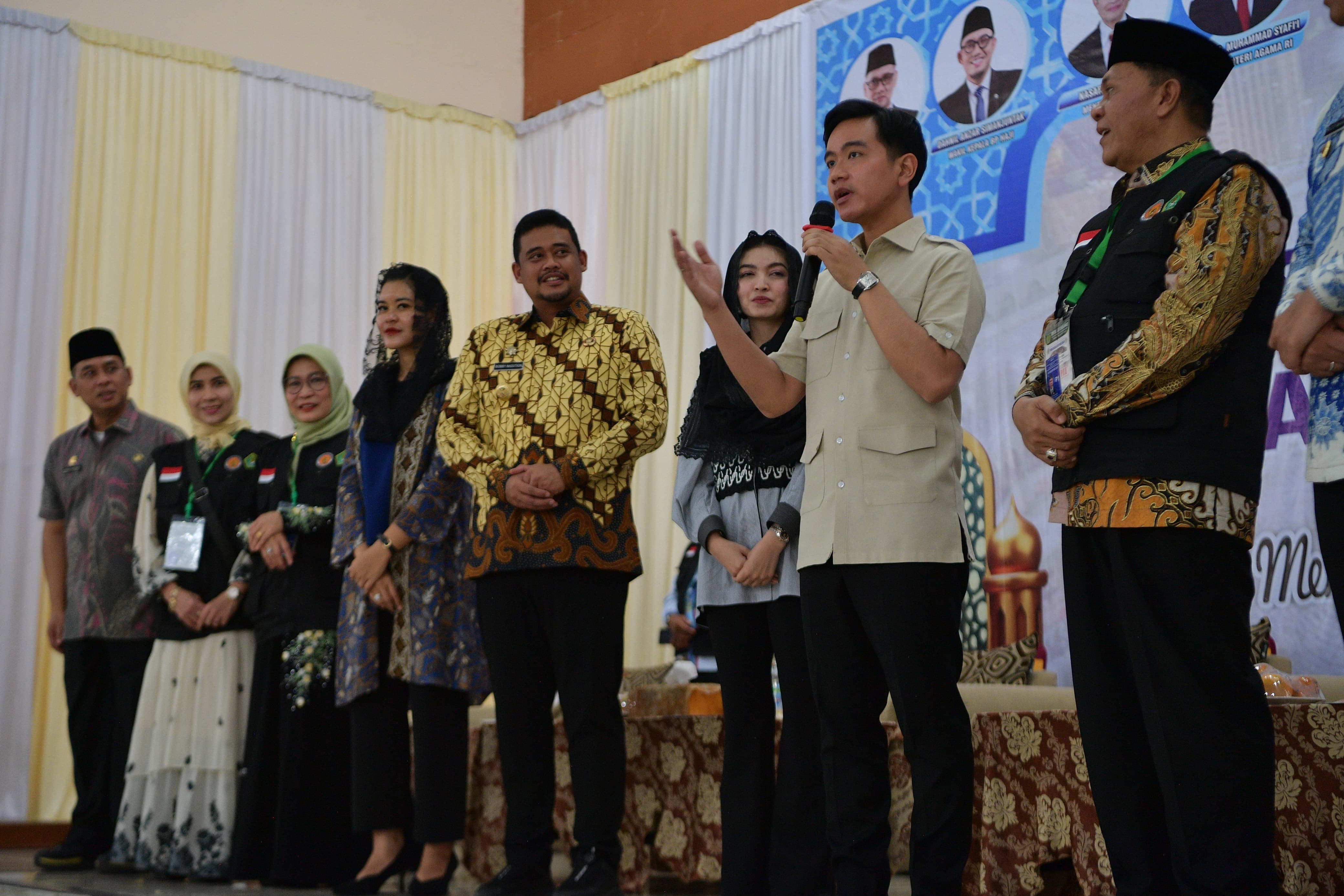 Wapres Tinjau Kesiapan Calon Jemaah Haji di Medan Wakil Presiden (Wapres) Gibran Rakabuming tinjau kesiapan calon jemaah haji di asrama haji Pangkalan Masyhur, Medan, Sumatera Utara. (BeritaNasional/Elvis Sendouw/HO Setwapres)