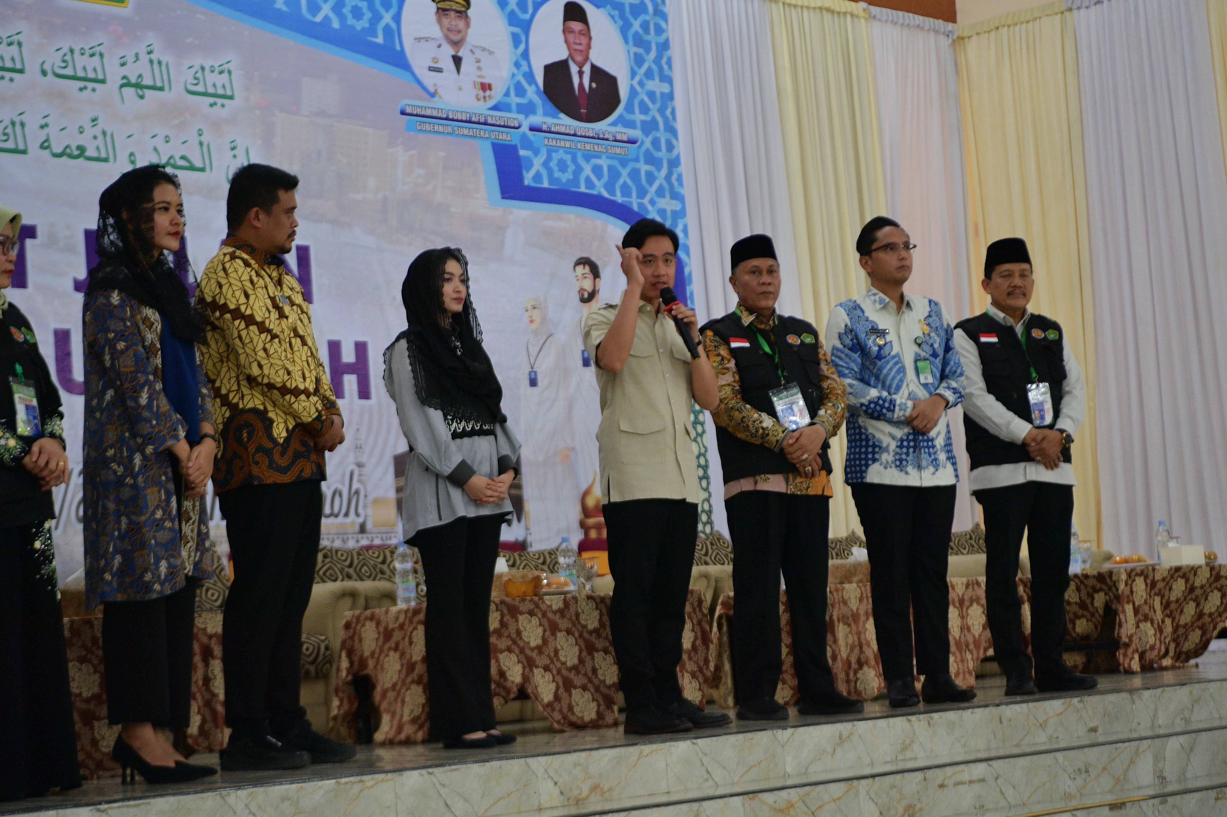 Wapres Tinjau Kesiapan Calon Jemaah Haji di Medan Wakil Presiden (Wapres) Gibran Rakabuming tinjau kesiapan calon jemaah haji di asrama haji Pangkalan Masyhur, Medan, Sumatera Utara. (BeritaNasional/Elvis Sendouw/HO Setwapres)