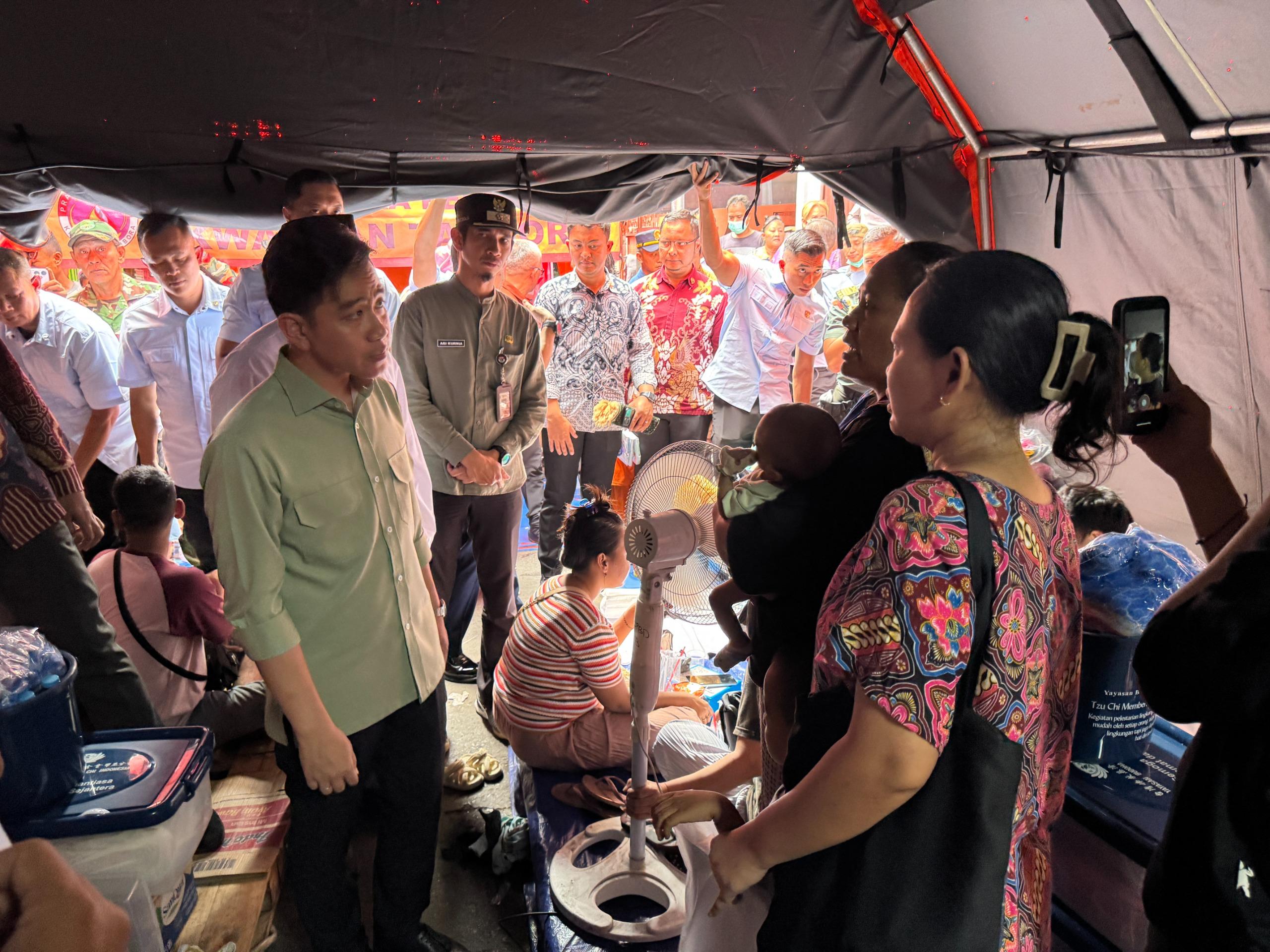 Wakil Presiden (Wapres) Gibran Rakabuming meninjau langsung wilayah terdampak kebakaran di Kelurahan Duri Utara. (BeritaNasional/Elvis Sendouw/HO Setwapres)