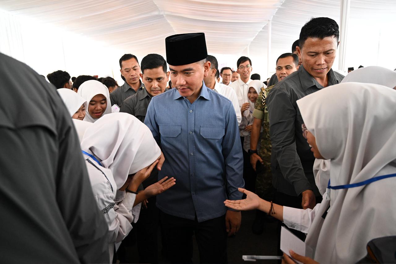 Wapres Gibran Rakabuming meninjau pelaksanaan pembelajaran berbasis kecerdasan artifisial (Artificial Intelligence/AI) dan literasi digital di Jawa barat. (BeritaNasional/Elvis Sendouw/HO Setwapres)