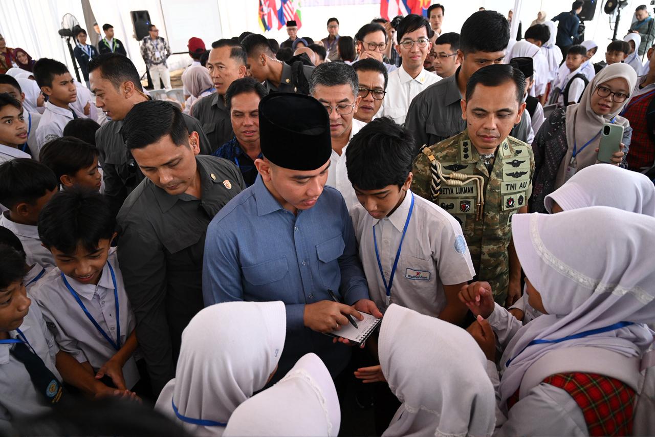 Wapres Gibran Rakabuming meninjau pelaksanaan pembelajaran berbasis kecerdasan artifisial (Artificial Intelligence/AI) dan literasi digital di Jawa barat. (BeritaNasional/Elvis Sendouw/HO Setwapres)