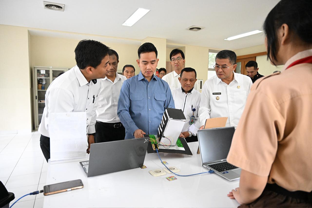 Wapres Gibran Rakabuming meninjau pelaksanaan pembelajaran berbasis kecerdasan artifisial (Artificial Intelligence/AI) dan literasi digital di Jawa barat. (BeritaNasional/Elvis Sendouw/HO Setwapres)