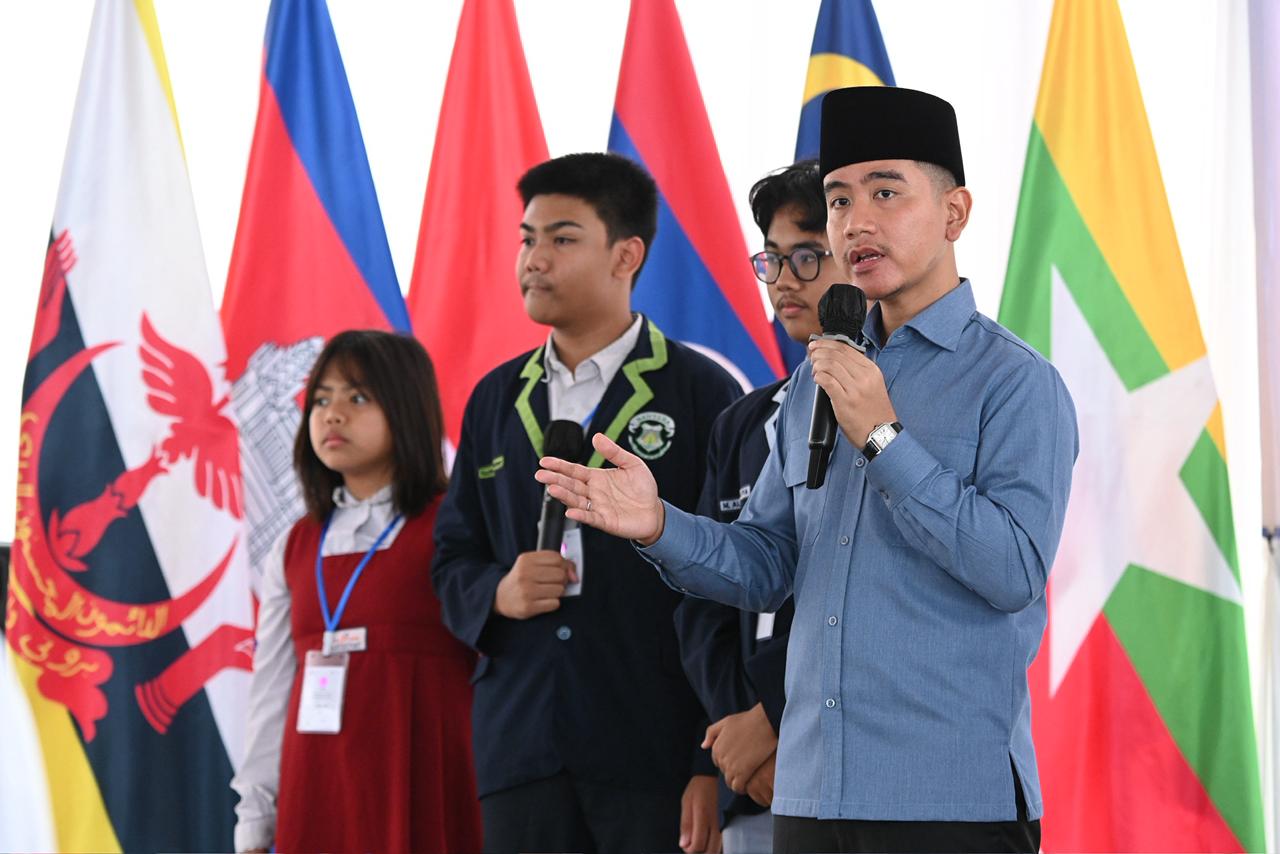Wapres Gibran Rakabuming meninjau pelaksanaan pembelajaran berbasis kecerdasan artifisial (Artificial Intelligence/AI) dan literasi digital di Jawa barat. (BeritaNasional/Elvis Sendouw/HO Setwapres)