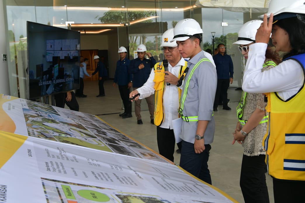 Wapres Gibran Rakabuming meninjau pembangunan Masjid Negara Ibu Kota Nusantara (IKN), Kalimantan Timur. (BeritaNasional/Elvis/HO Setwapres)