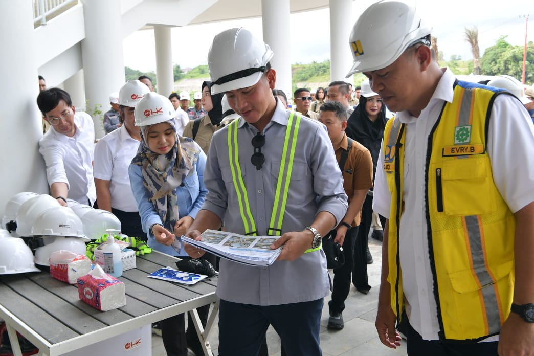 Wapres Gibran Rakabuming meninjau pembangunan Masjid Negara Ibu Kota Nusantara (IKN), Kalimantan Timur. (BeritaNasional/Elvis/HO Setwapres)