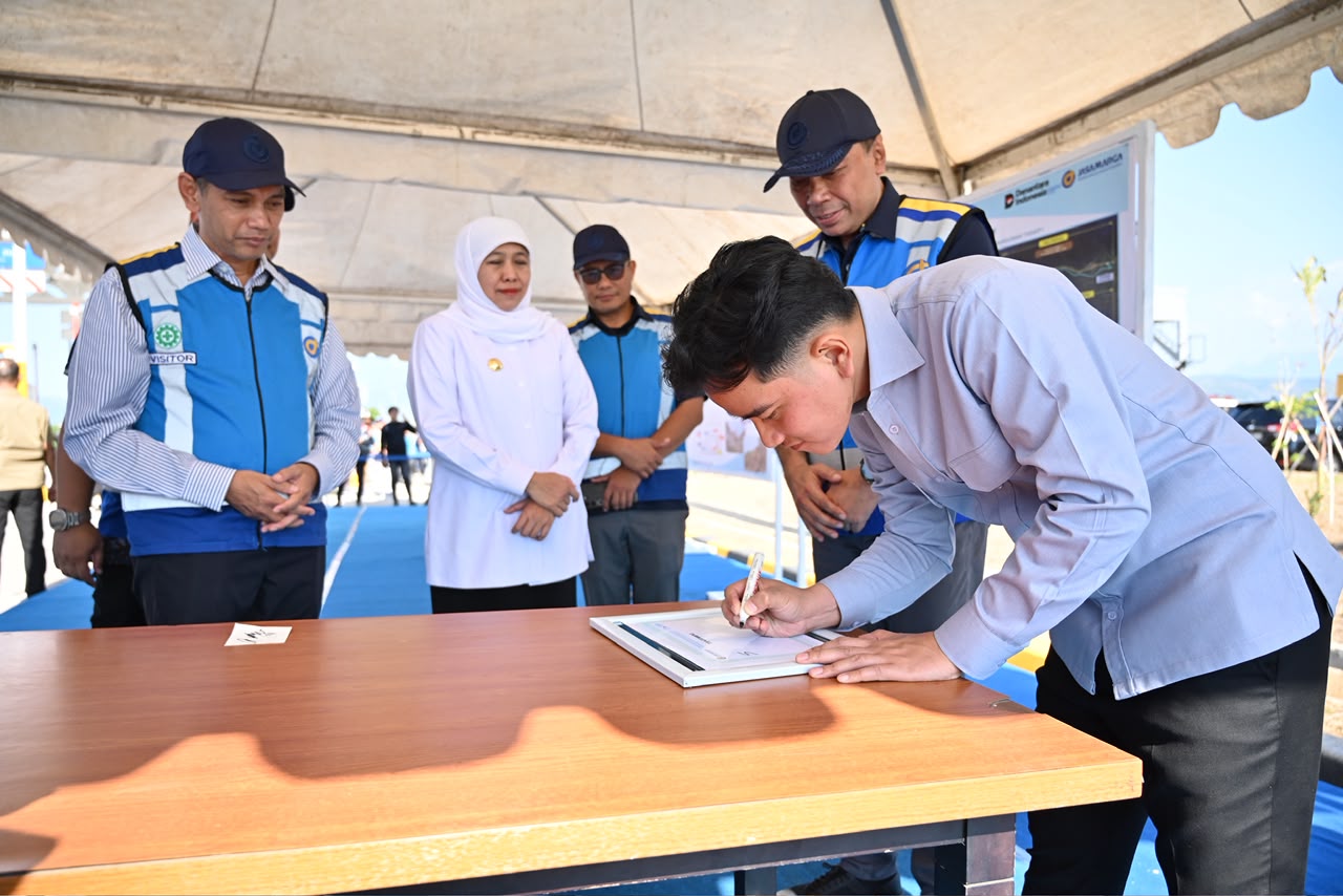 Wapres Gibran Rakabuming meninjau progres pembangunan Jalan Tol di Jawa Timur. (BeritaNasional/Elvis/HO Setwapres)