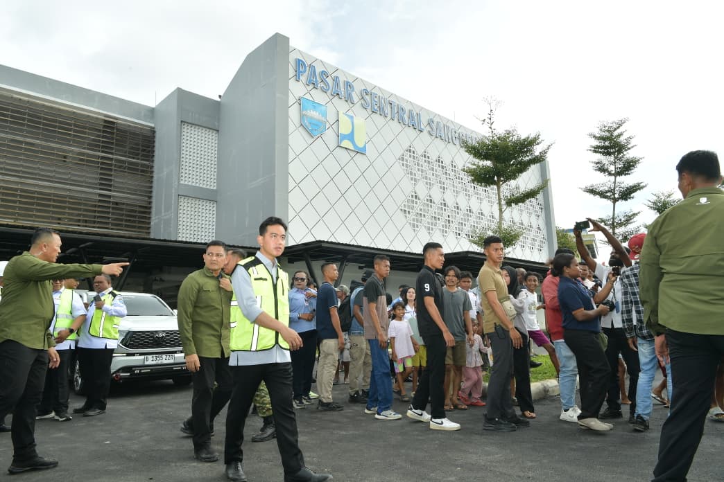 Wapres Gibran Rakabuming meninjau progres pembangunan Ruang Terbuka Publik (RTP) Borarsi. (BeritaNasional/Elvis/HO Setwapres)