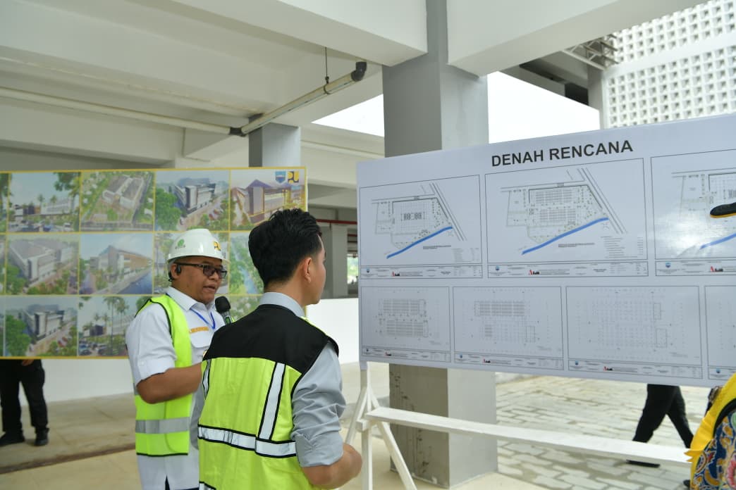 Wapres Gibran Rakabuming meninjau progres pembangunan Ruang Terbuka Publik (RTP) Borarsi. (BeritaNasional/Elvis/HO Setwapres)