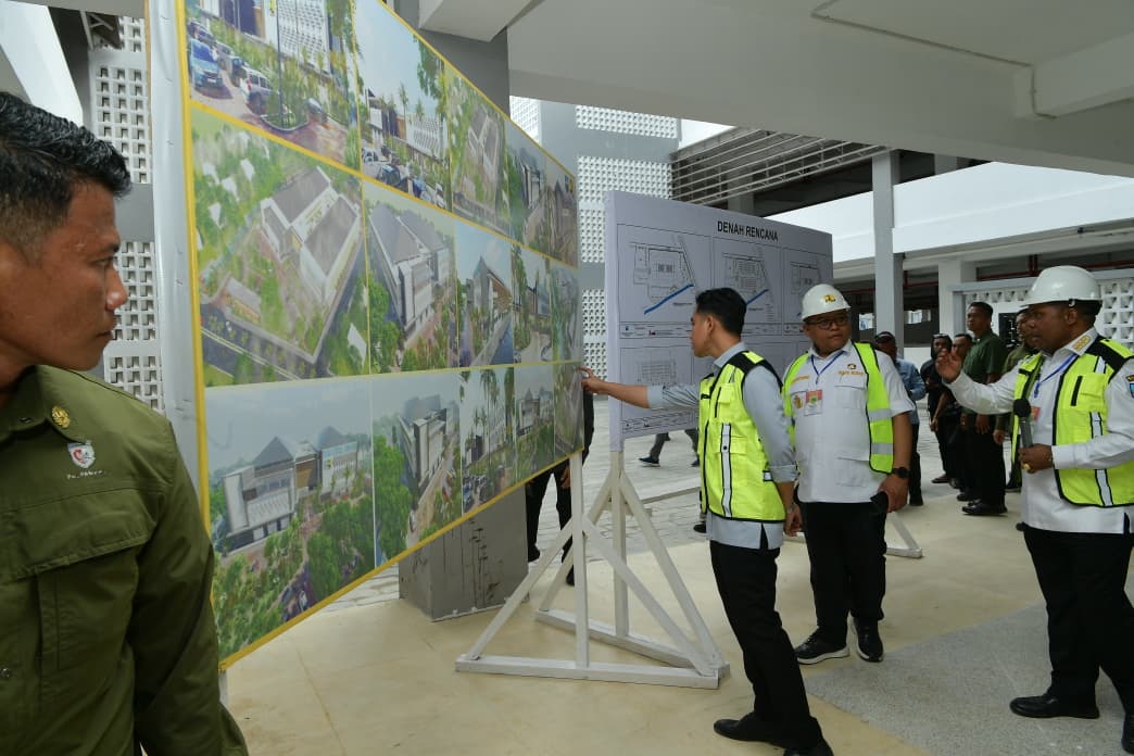 Wapres Gibran Rakabuming meninjau progres pembangunan Ruang Terbuka Publik (RTP) Borarsi. (BeritaNasional/Elvis/HO Setwapres)