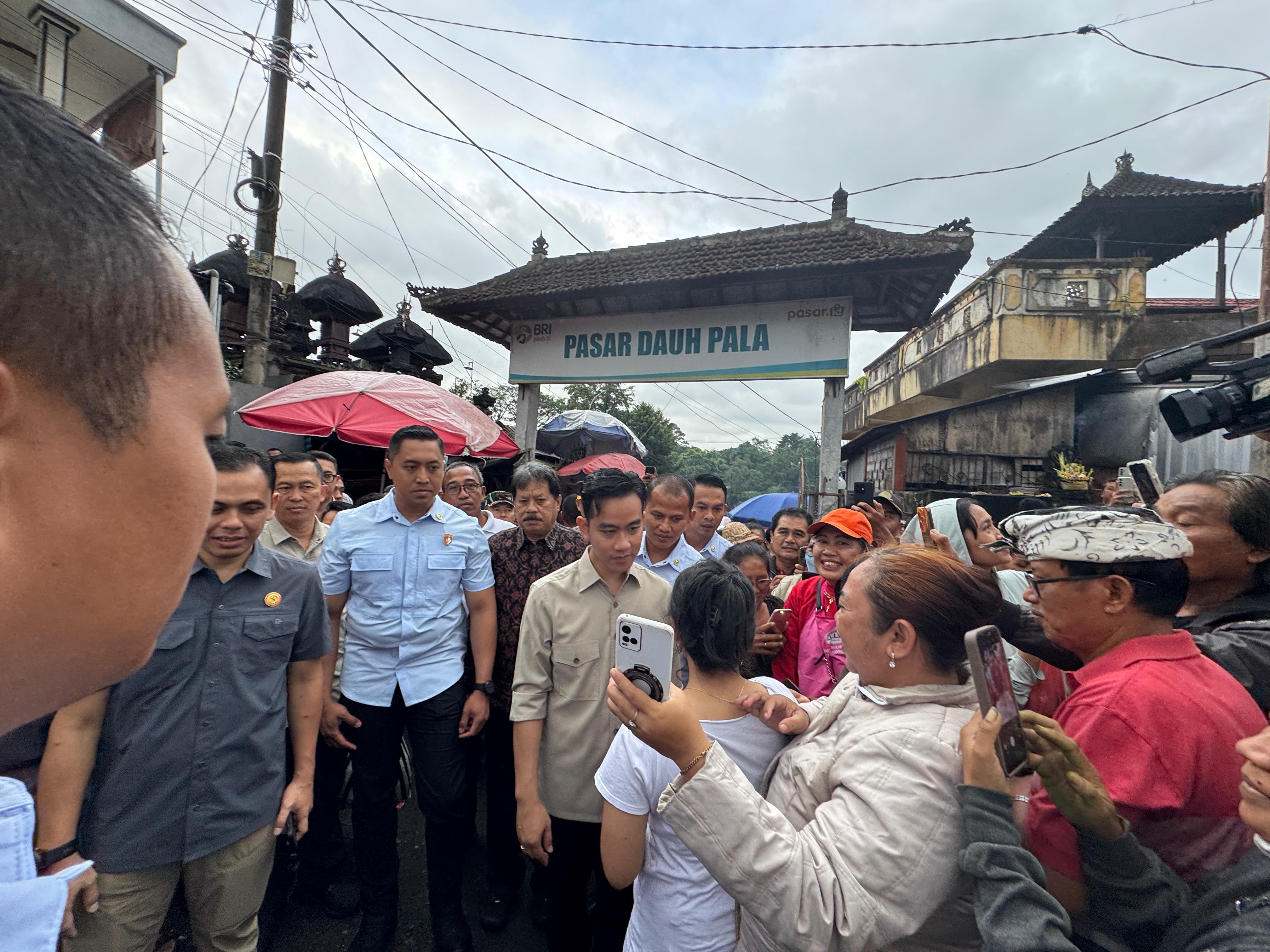 Wapres Tinjau Situasi Harga Bahan Pokok di Pasar Dauh Pala Bali Wapres Gibran berkunjung di Pasar Dauh Pala, Tabanan, Bali. (BeritaNasional/Elbvis Sendouw/HO/Setwapres)