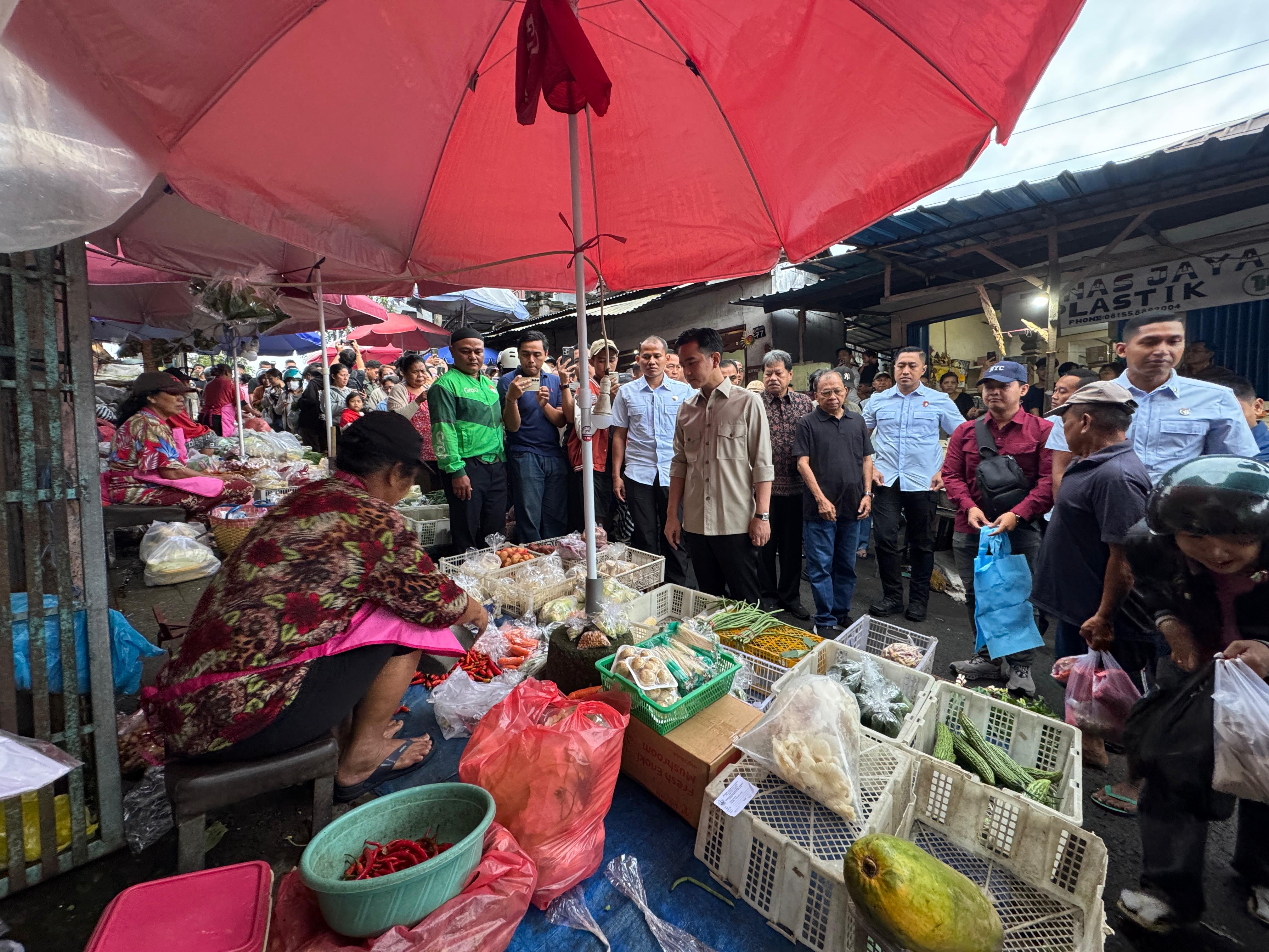 Wapres Tinjau Situasi Harga Bahan Pokok di Pasar Dauh Pala Bali Wapres Gibran berkunjung di Pasar Dauh Pala, Tabanan, Bali. (BeritaNasional/Elbvis Sendouw/HO/Setwapres)