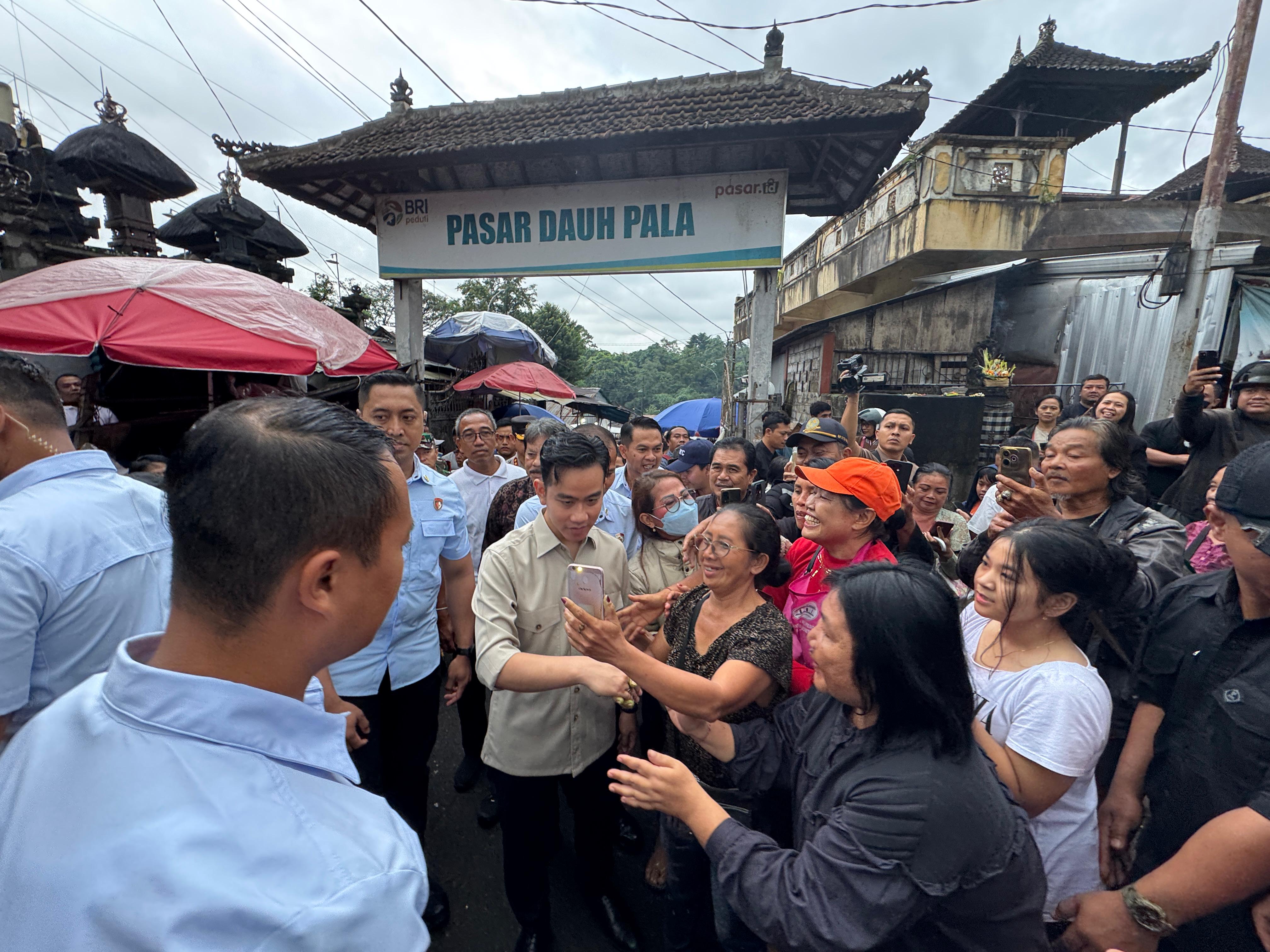 Wapres Tinjau Situasi Harga Bahan Pokok di Pasar Dauh Pala Bali Wapres Gibran berkunjung di Pasar Dauh Pala, Tabanan, Bali. (BeritaNasional/Elbvis Sendouw/HO/Setwapres)