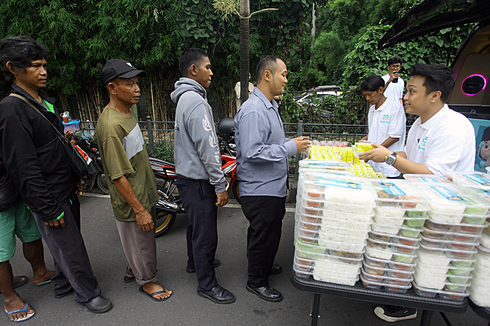 Antusias warga untuk mendapatkan takjil gratis di kawasan Jakarta. (BeritaNasional/Elvis Sendouw)