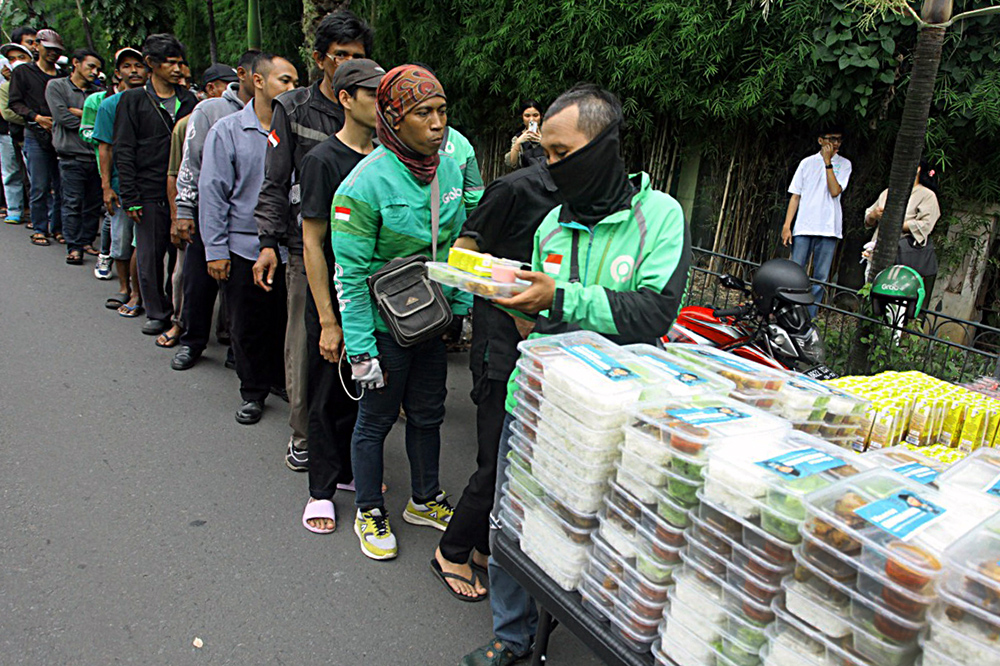 Antusias warga untuk mendapatkan takjil gratis di kawasan Jakarta. (BeritaNasional/Elvis Sendouw)