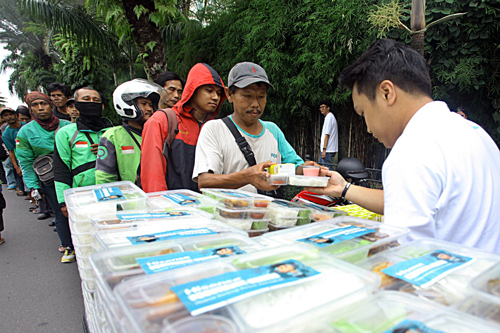 Antusias warga untuk mendapatkan takjil gratis di kawasan Jakarta. (BeritaNasional/Elvis Sendouw)