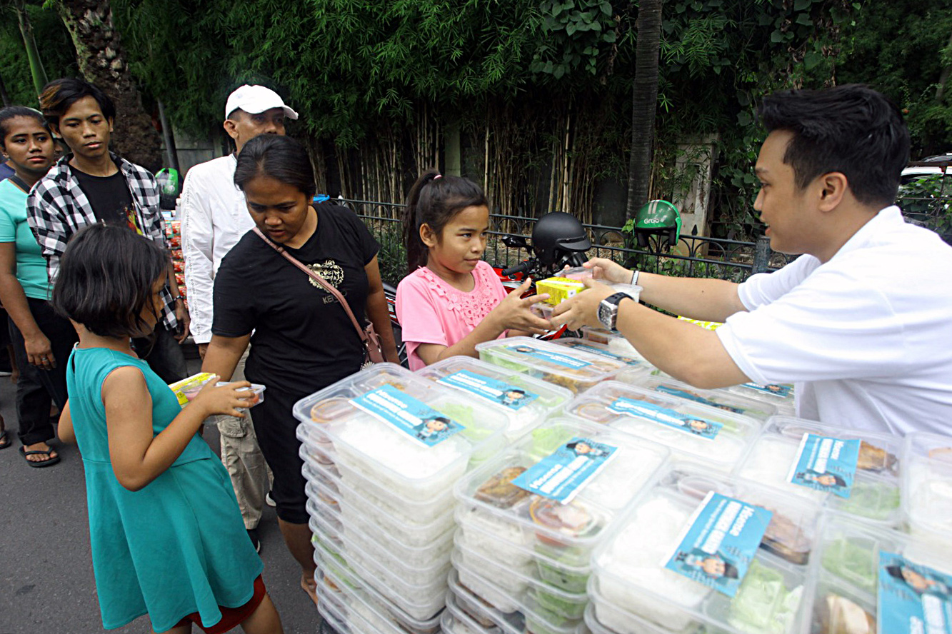 Antusias warga untuk mendapatkan takjil gratis di kawasan Jakarta. (BeritaNasional/Elvis Sendouw)