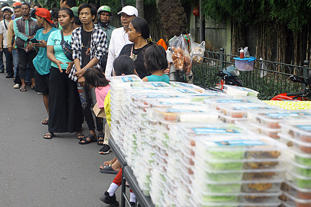 Antusias warga untuk mendapatkan takjil gratis di kawasan Jakarta. (BeritaNasional/Elvis Sendouw)