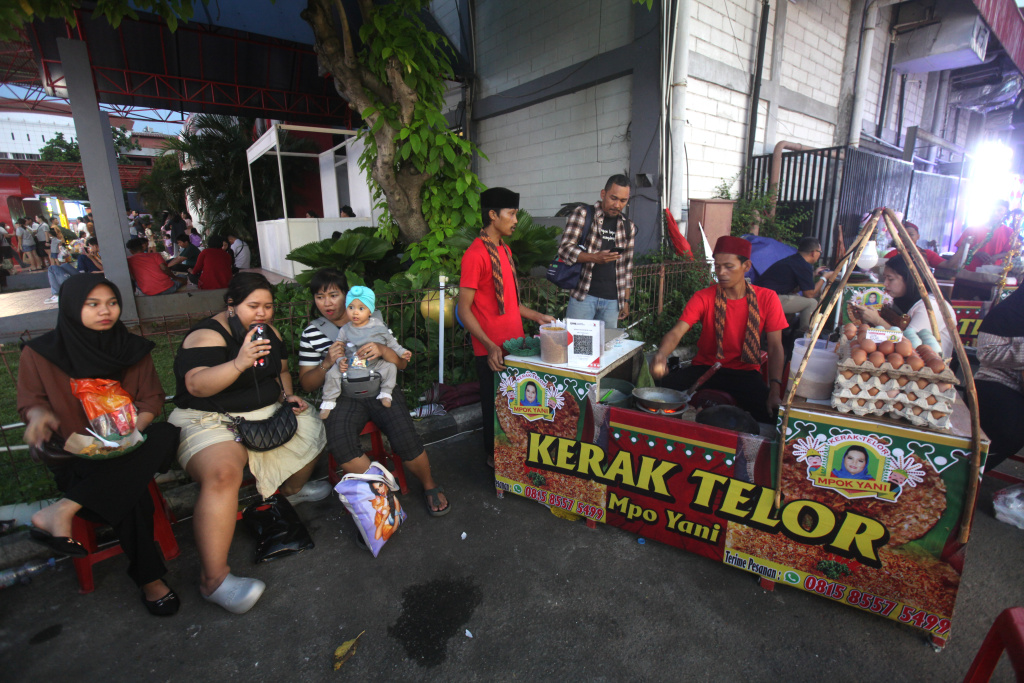 Warga Antusias Berkunjung ke Jakarta Fair 2025 Warga mengunjungi sejumlah stan pada pembukaan Jakarta Fair Kemayoran 2025 di Jakarta International Expo, Kemayoran, Jakarta, Selasa (24/6/2025). (Beritanasional.com/Oke Atmaja)