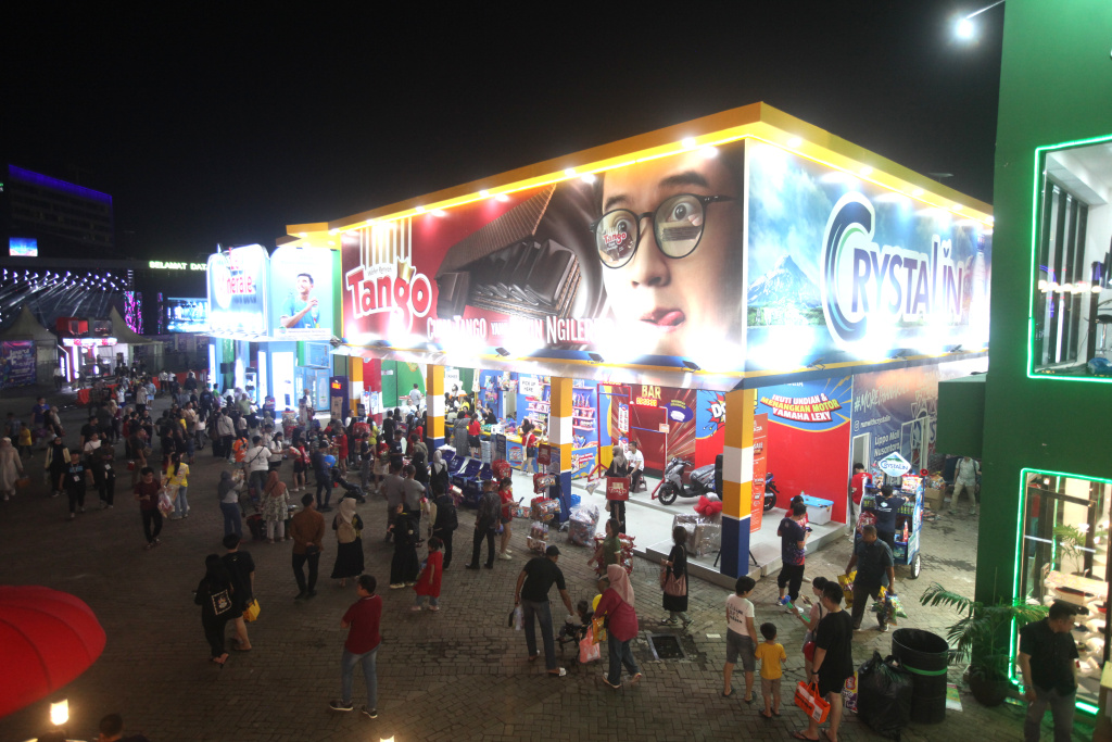 Warga Antusias Berkunjung ke Jakarta Fair 2025 Warga mengunjungi sejumlah stan pada pembukaan Jakarta Fair Kemayoran 2025 di Jakarta International Expo, Kemayoran, Jakarta, Selasa (24/6/2025). (Beritanasional.com/Oke Atmaja)