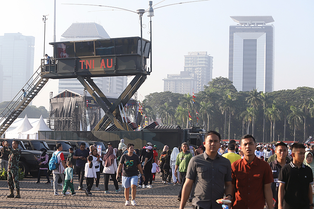 Warga Antusias Mengunjungi Pameran Alutsista di TNI Fair Monas Warga Jakarta antusias mengunjungi kawasan monas untuk melihat TNI Fair di Monas. (BeritaNasional/Elvis Sendouw)