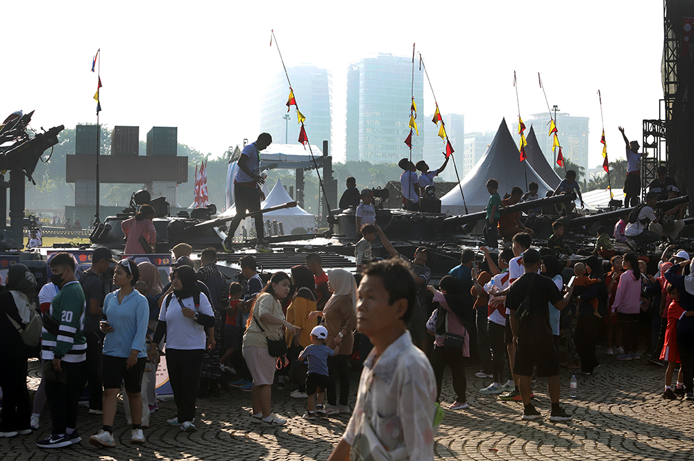 Warga Antusias Mengunjungi Pameran Alutsista di TNI Fair Monas Warga Jakarta antusias mengunjungi kawasan monas untuk melihat TNI Fair di Monas. (BeritaNasional/Elvis Sendouw)