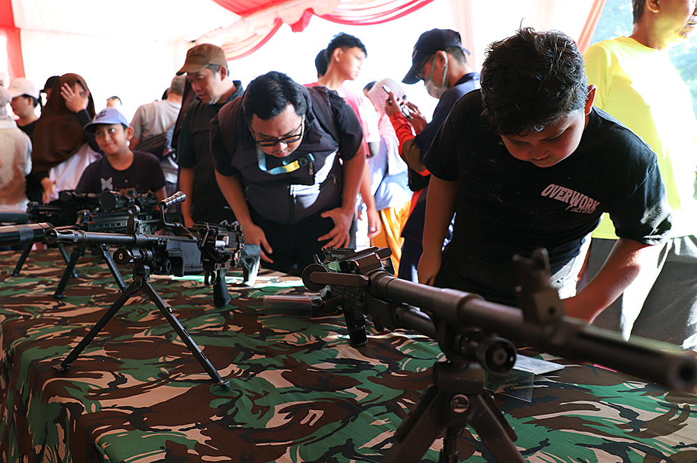 Warga Antusias Mengunjungi Pameran Alutsista di TNI Fair Monas Warga Jakarta antusias mengunjungi kawasan monas untuk melihat TNI Fair di Monas. (BeritaNasional/Elvis Sendouw)
